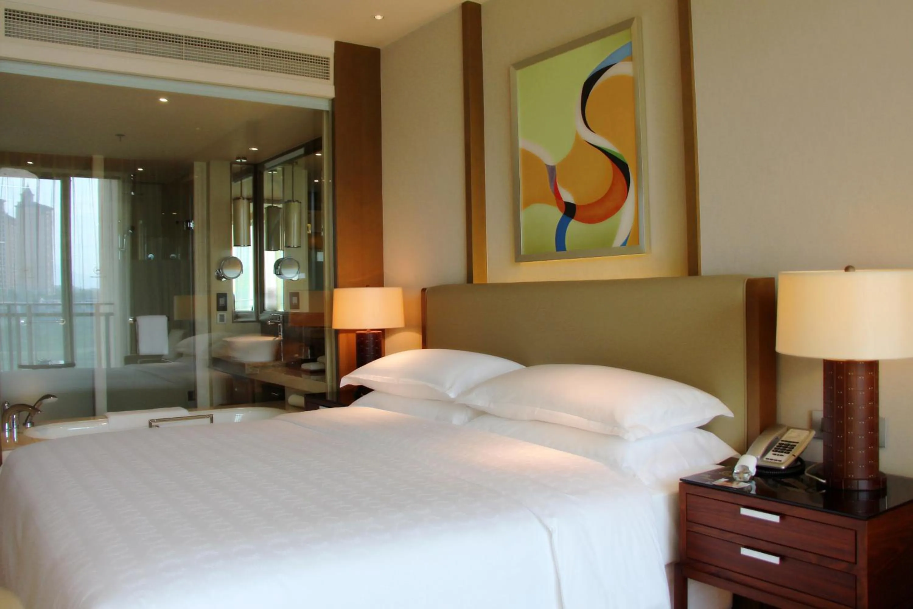 Photo of the whole room, Bed in Sheraton Huizhou Bailuhu