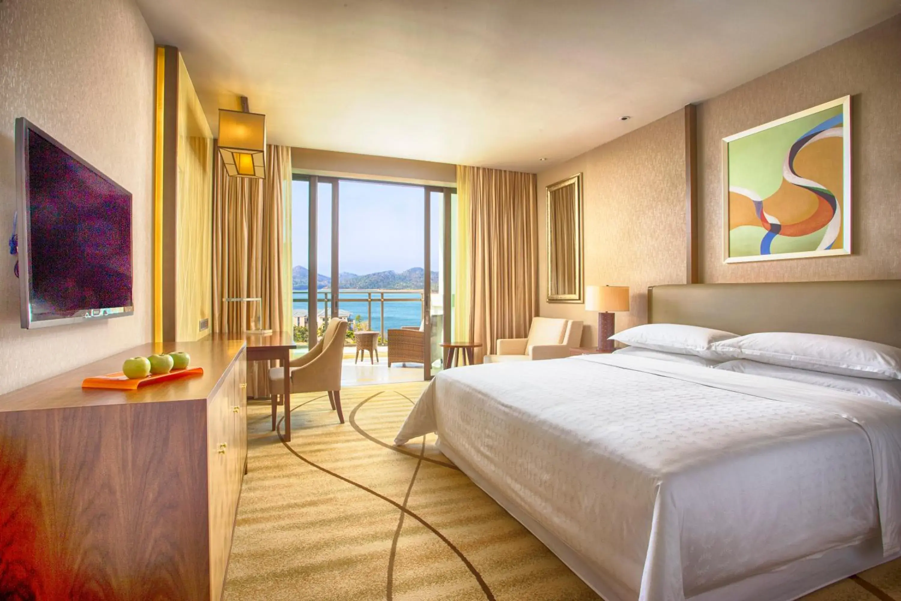 Deluxe Double Room with Lake View in Sheraton Bailuhu Resort, Huizhou Deluxe Double Room with Lake View in Sheraton Bailuhu Resort, Huizhou