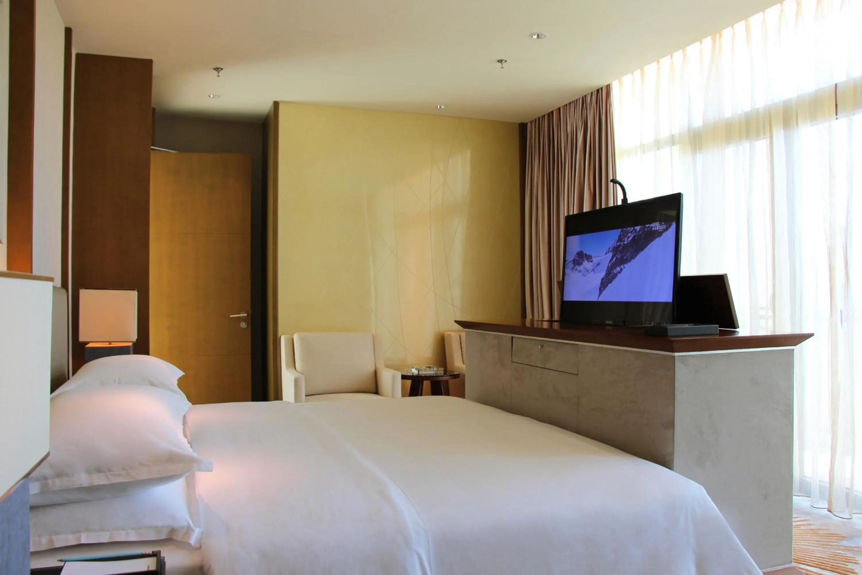 Photo of the whole room, Bed in Sheraton Huizhou Bailuhu