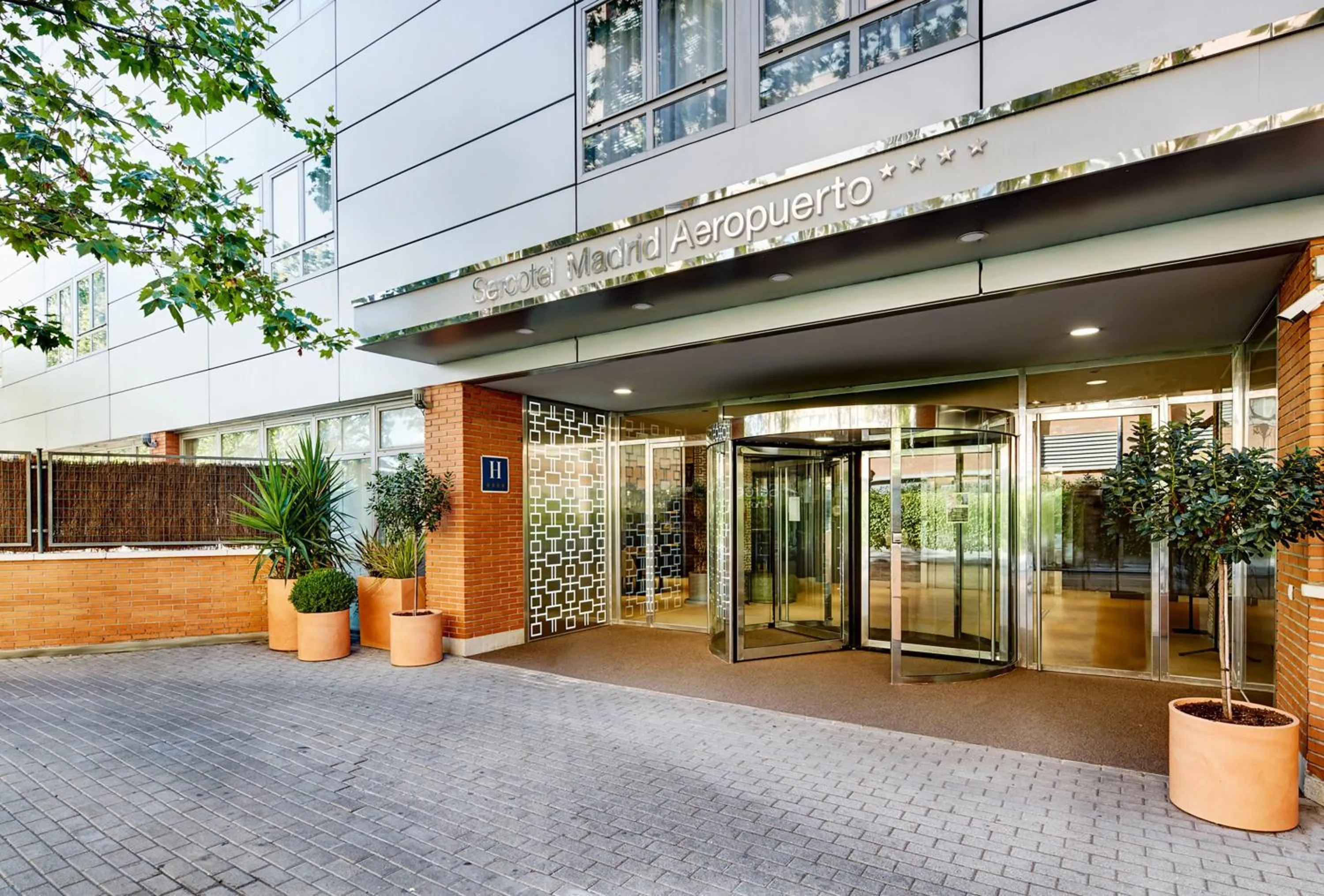 Facade/entrance in Sercotel Madrid Aeropuerto