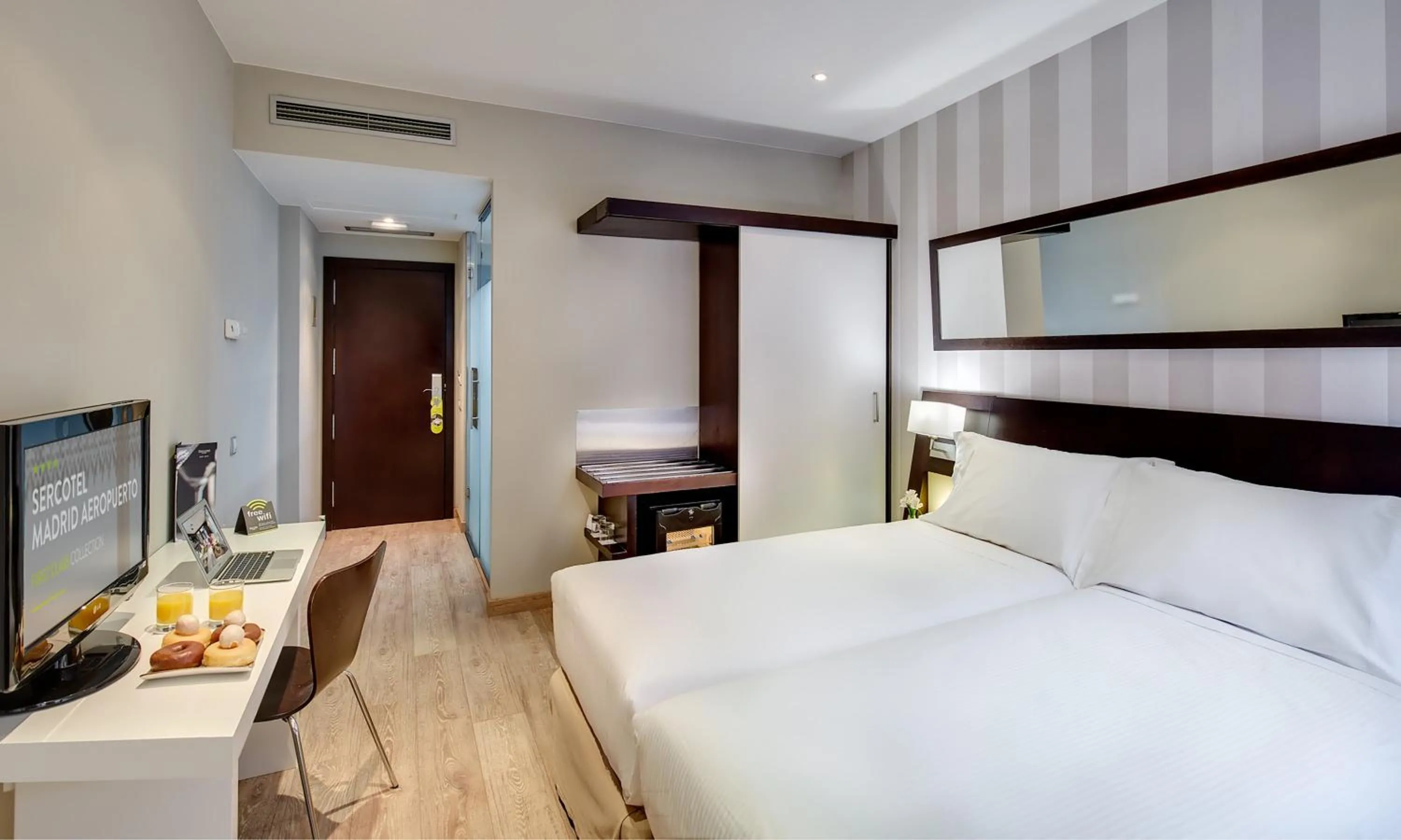 Photo of the whole room, Bed in Sercotel Madrid Aeropuerto