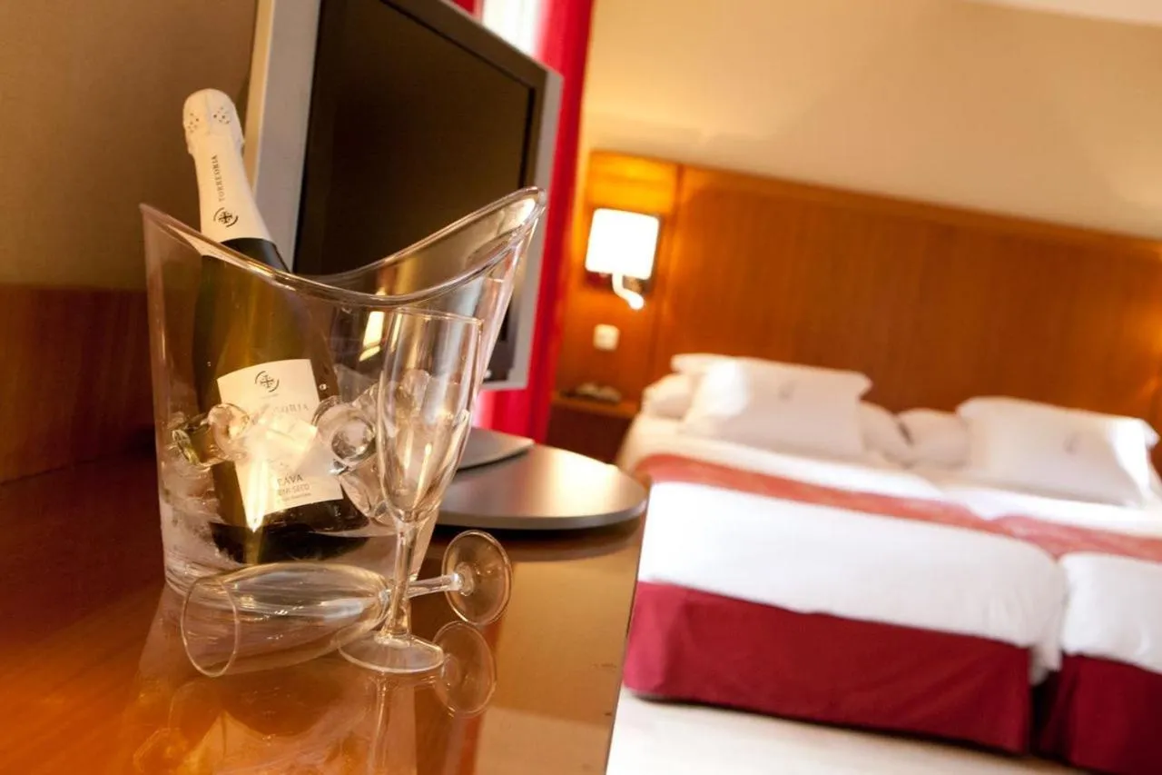 Photo of the whole room, Bed in Ateneo Puerta del Sol