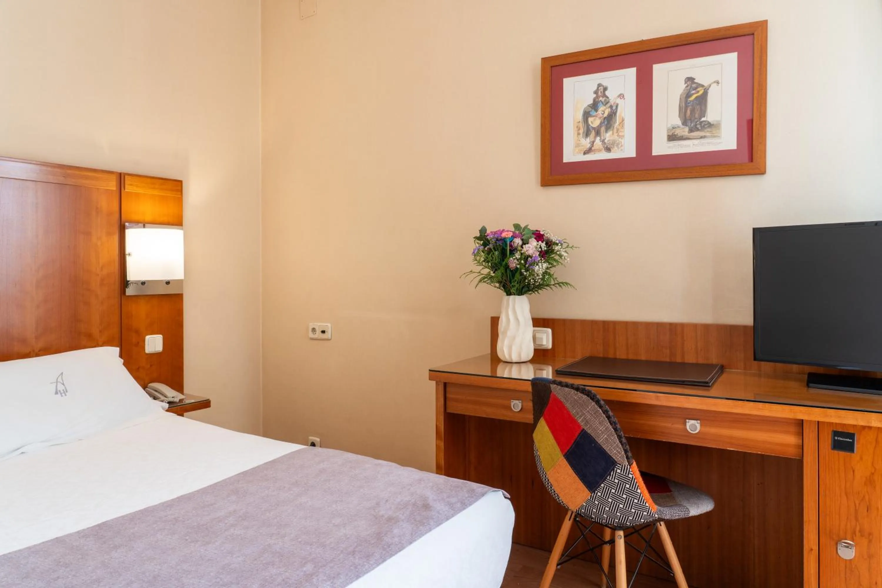 Photo of the whole room, Bed in Ateneo Puerta del Sol