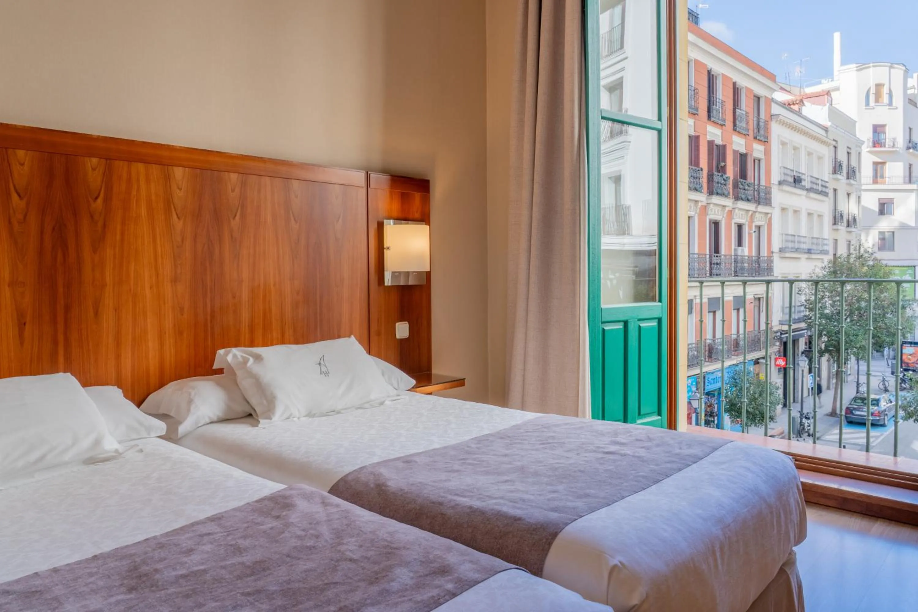 View (from property/room), Bed in Ateneo Puerta del Sol