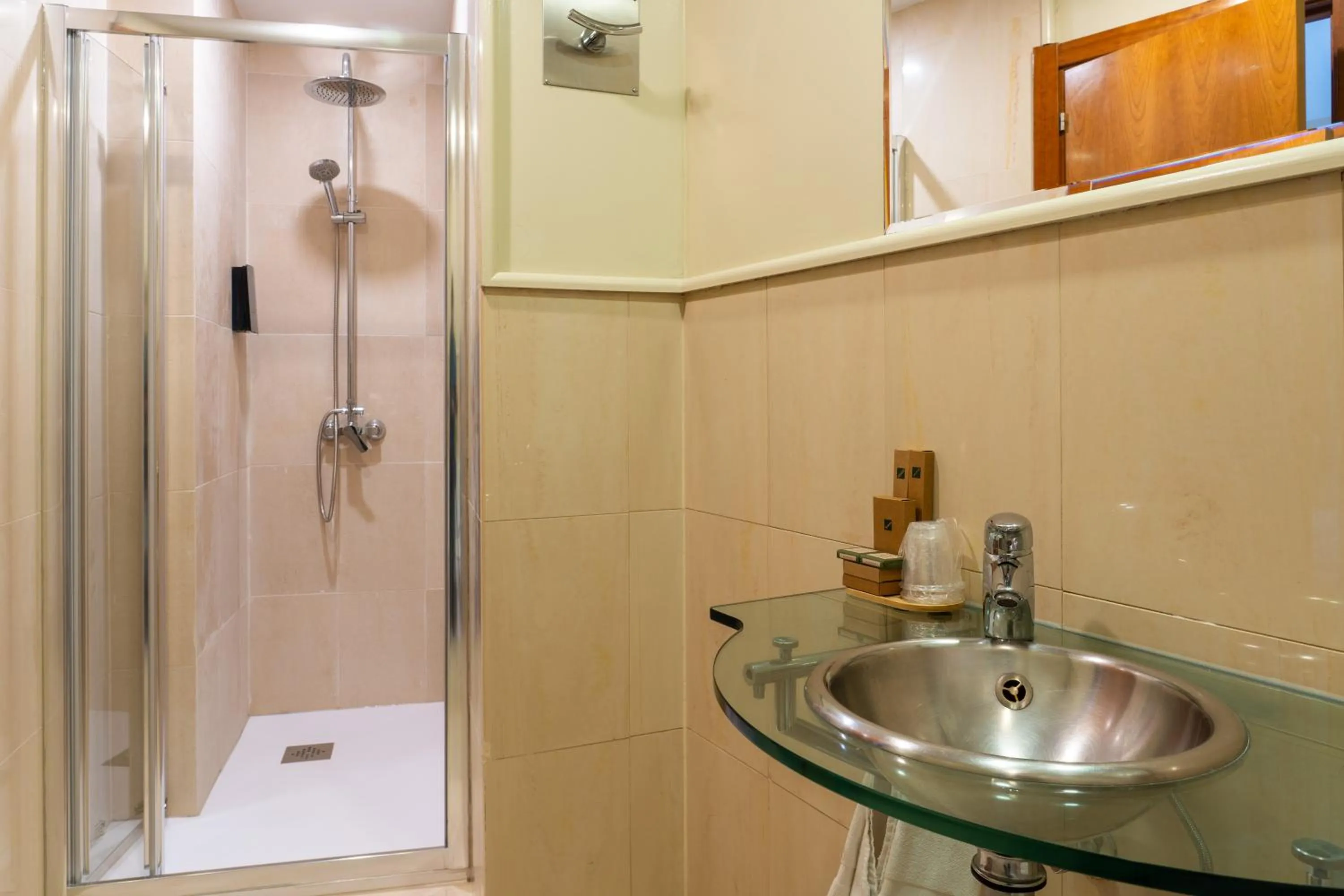 Bathroom in Ateneo Puerta del Sol