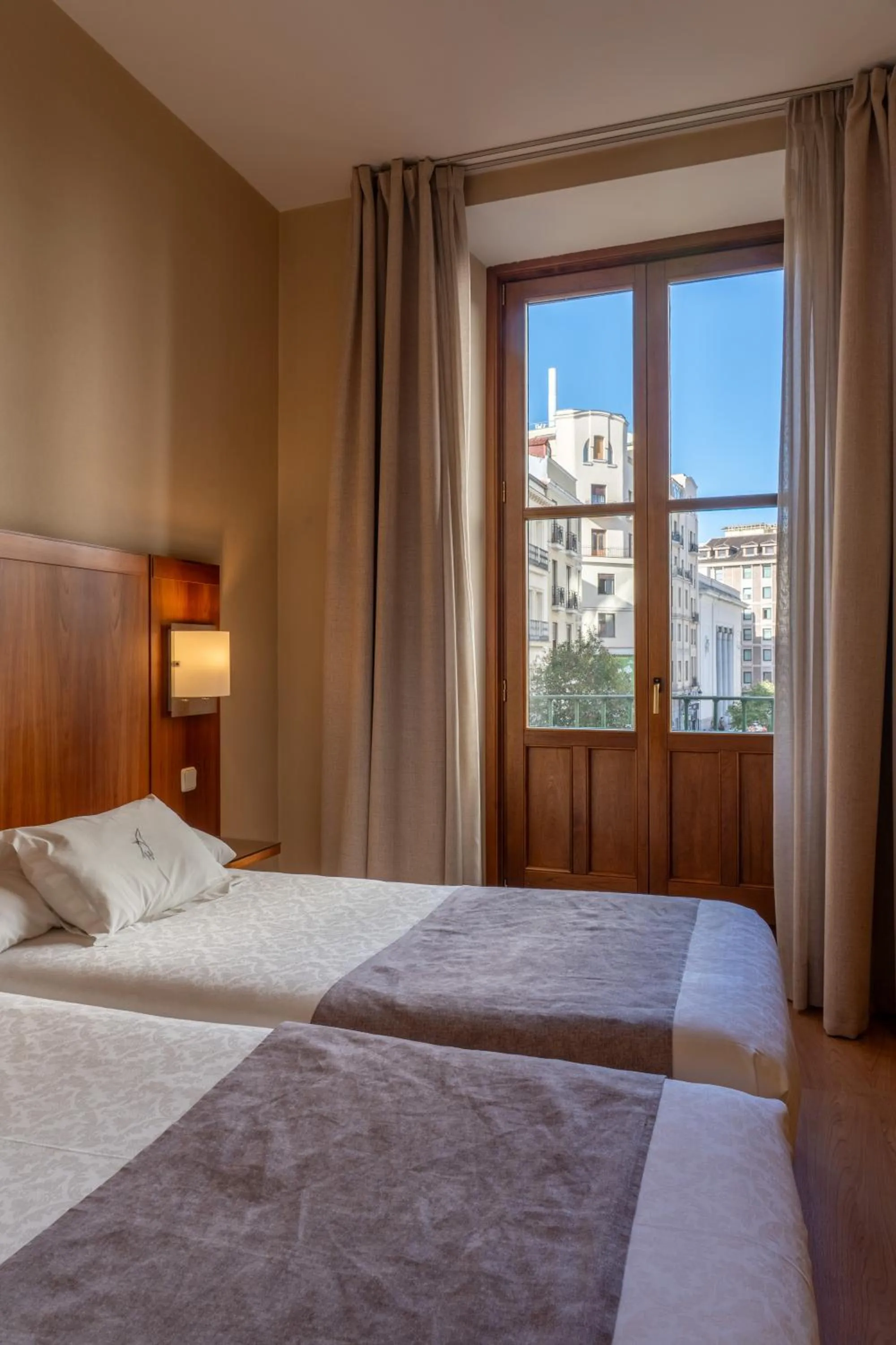 View (from property/room), Bed in Ateneo Puerta del Sol