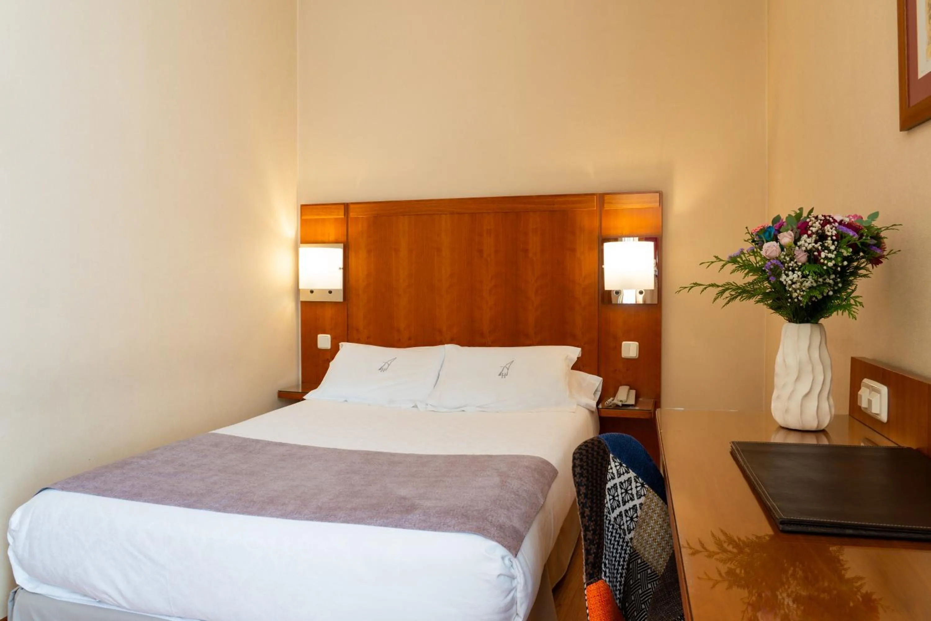 Photo of the whole room, Bed in Ateneo Puerta del Sol