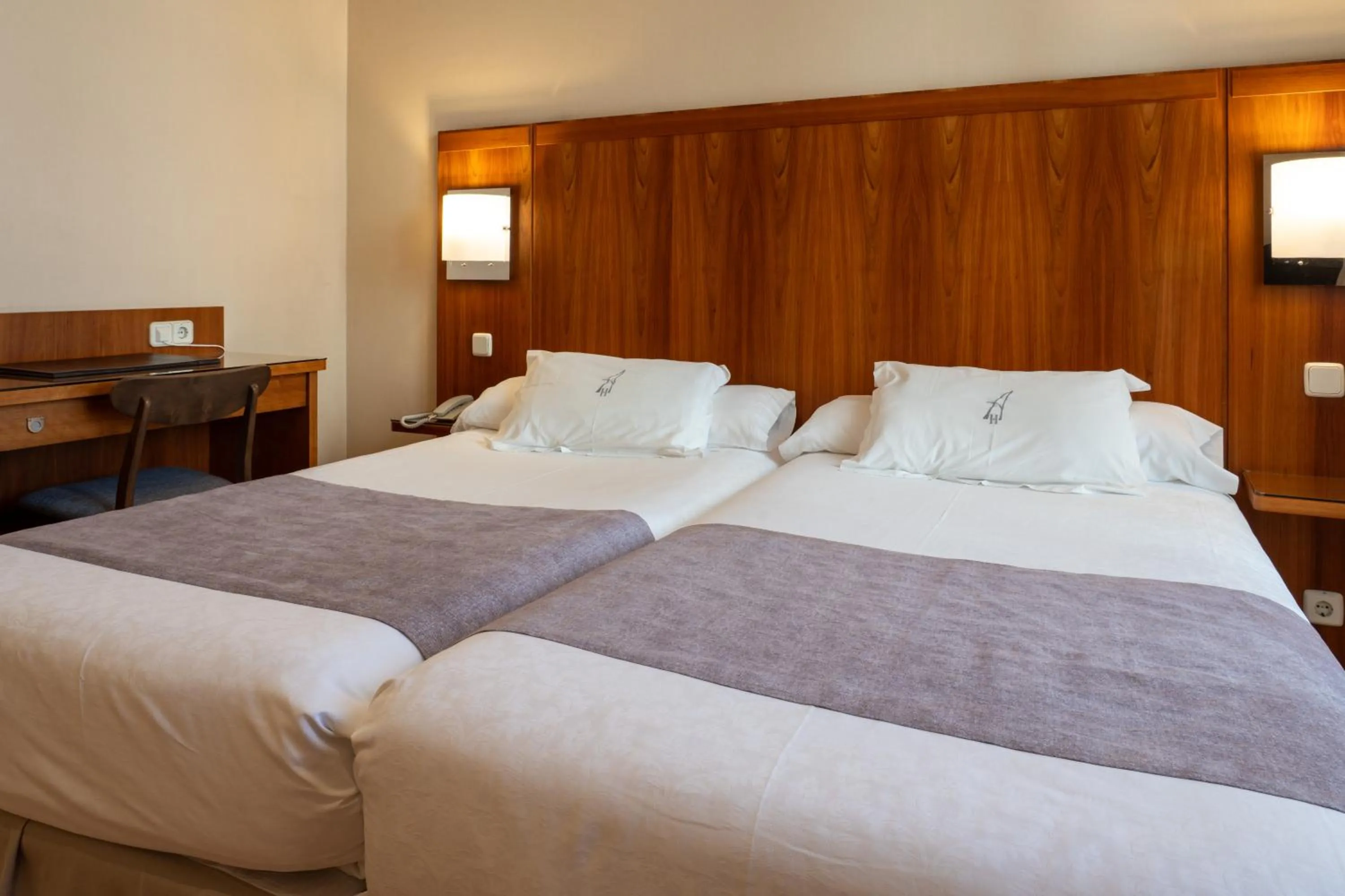 Photo of the whole room, Bed in Ateneo Puerta del Sol