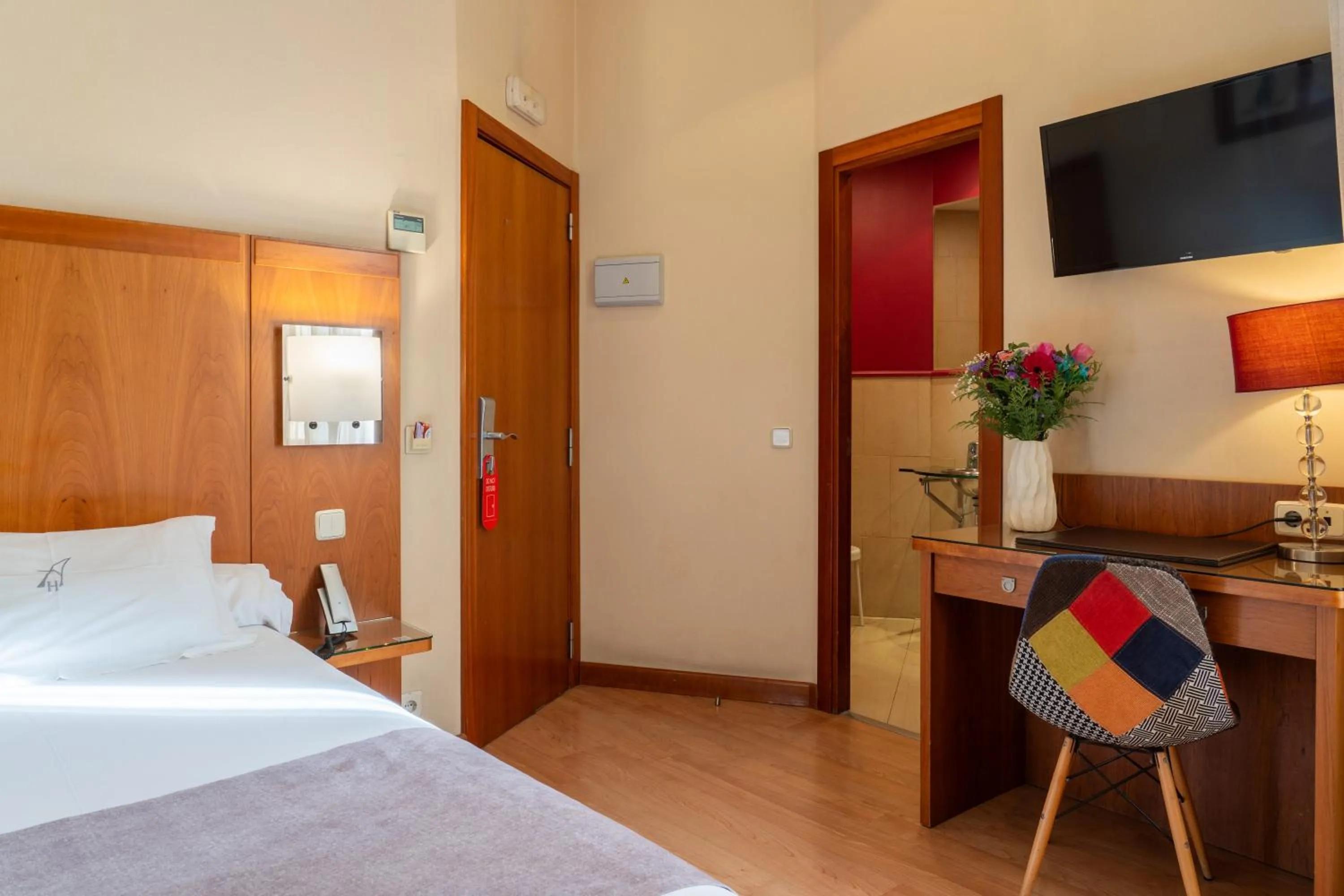 Photo of the whole room, Bed in Ateneo Puerta del Sol