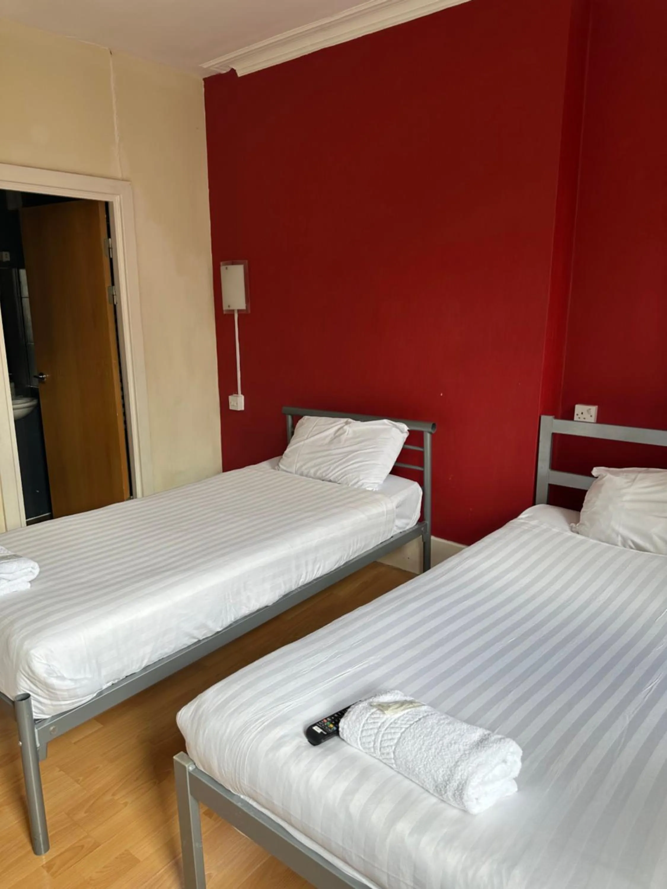 Bedroom, Bed in Berkeley Court Hotel