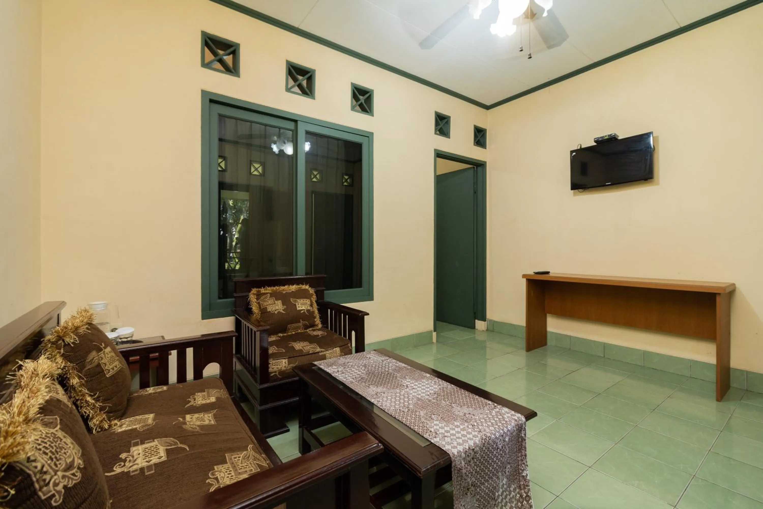 Living room in Urbanview Hotel Griya Astoeti 2 Cisarua Puncak