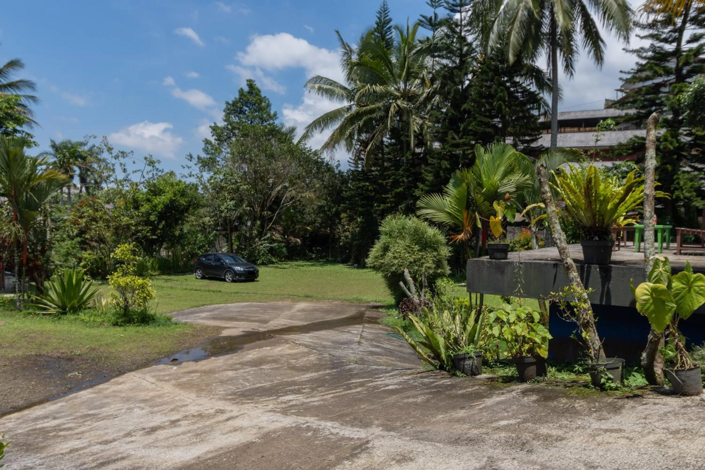 Garden in Urbanview Hotel Griya Astoeti 2 Cisarua Puncak