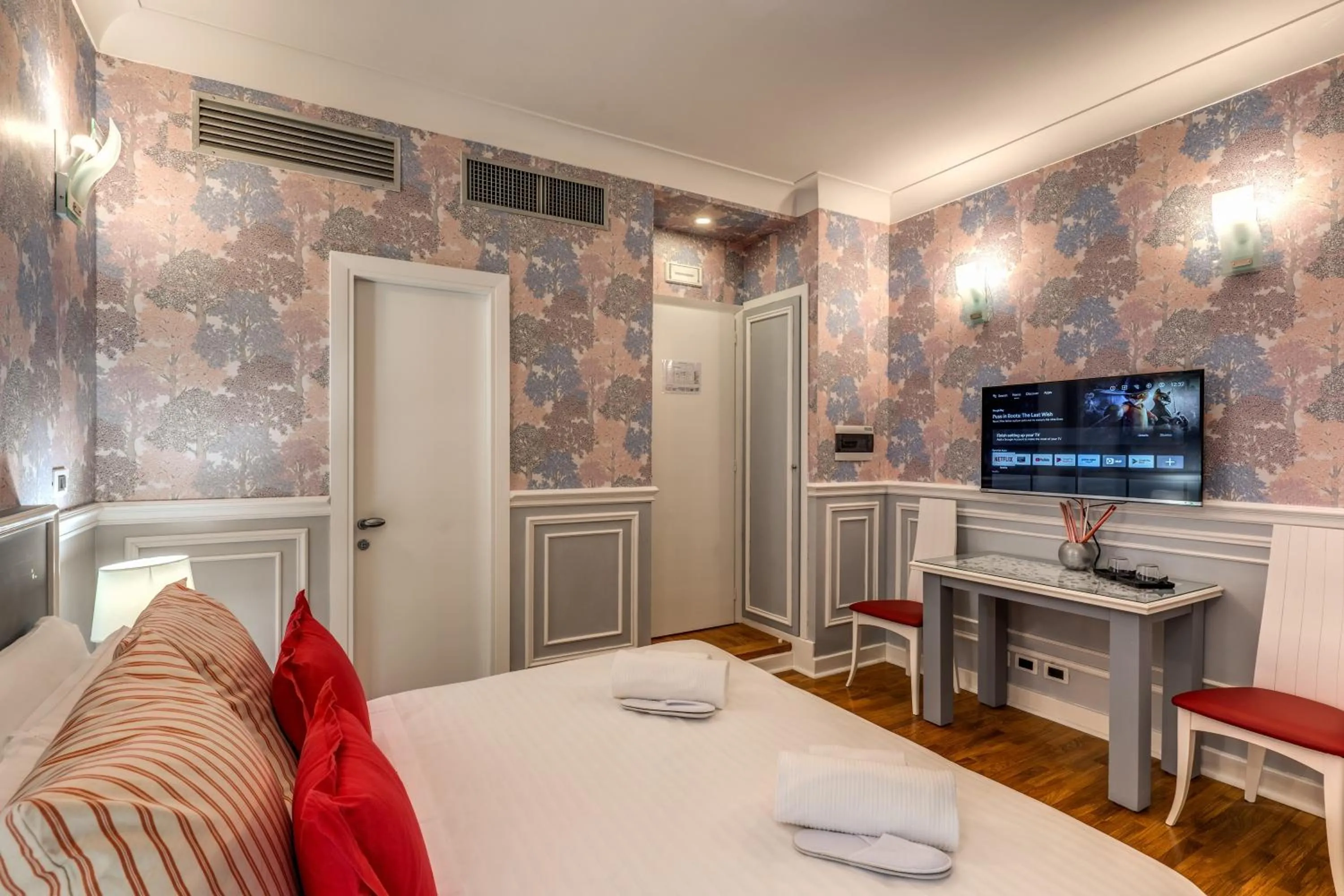 Photo of the whole room, Bed in Mangili Garden Hotel