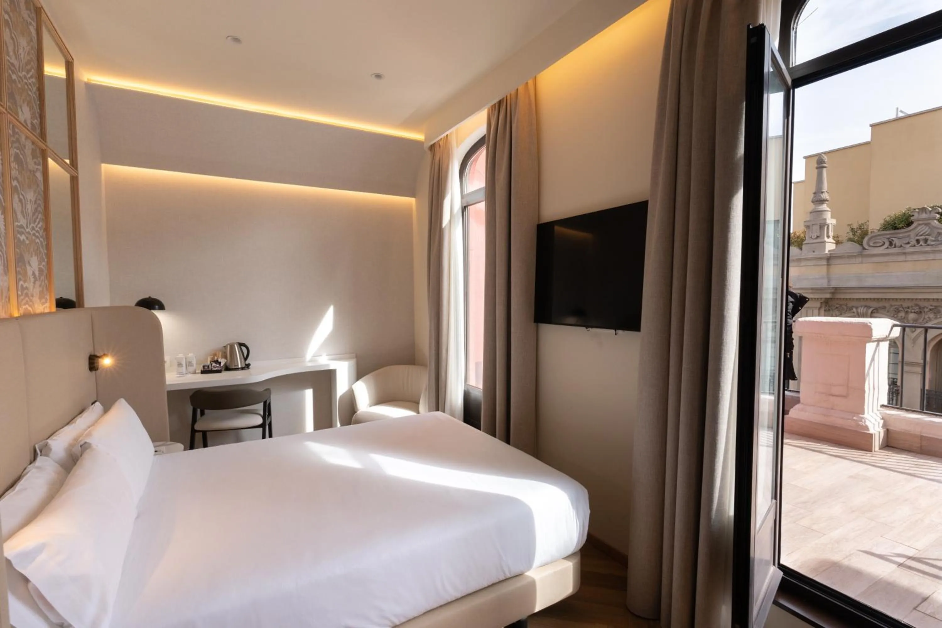 Bedroom, Bed in Petit Palace Chueca