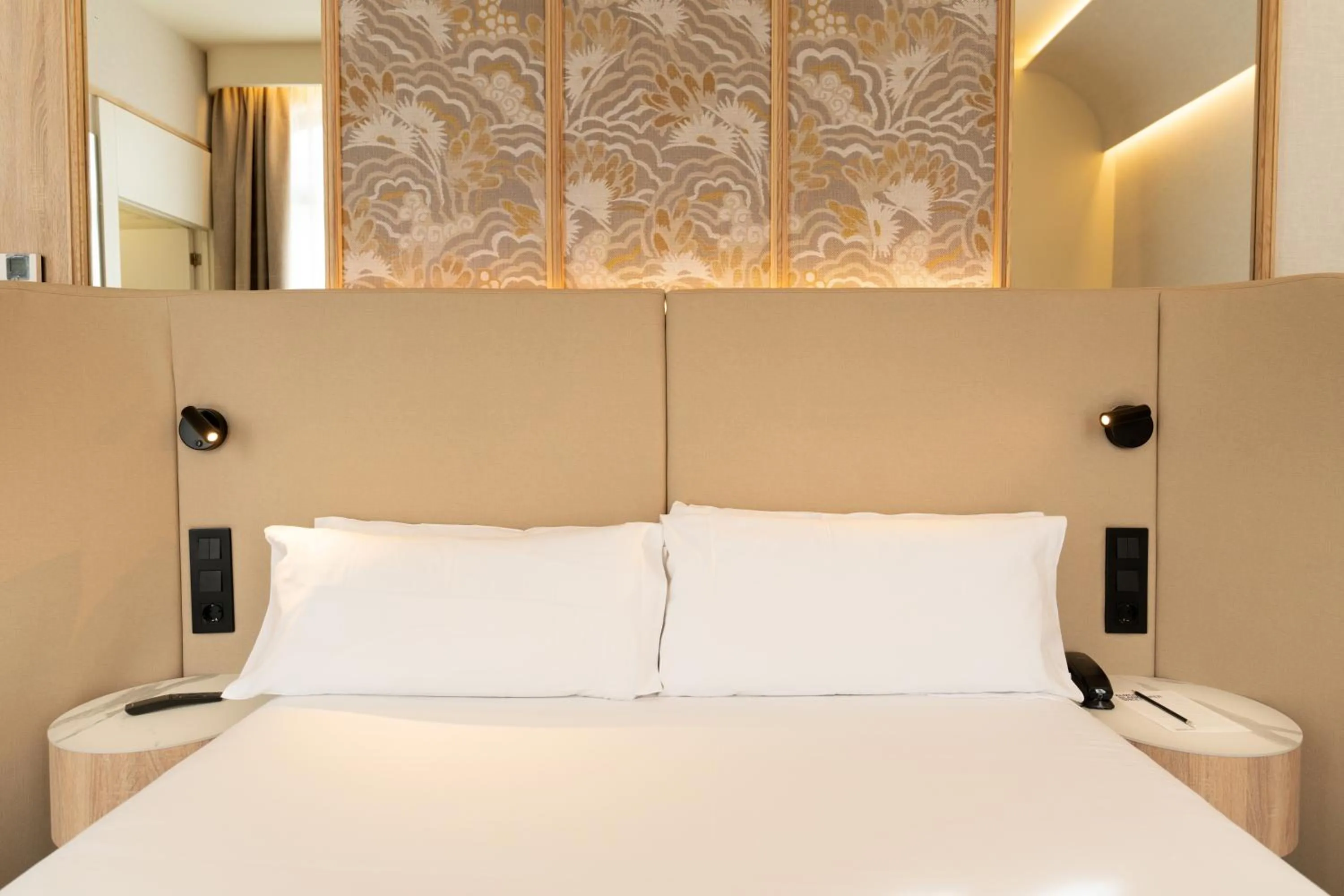 Bedroom, Bed in Petit Palace Chueca