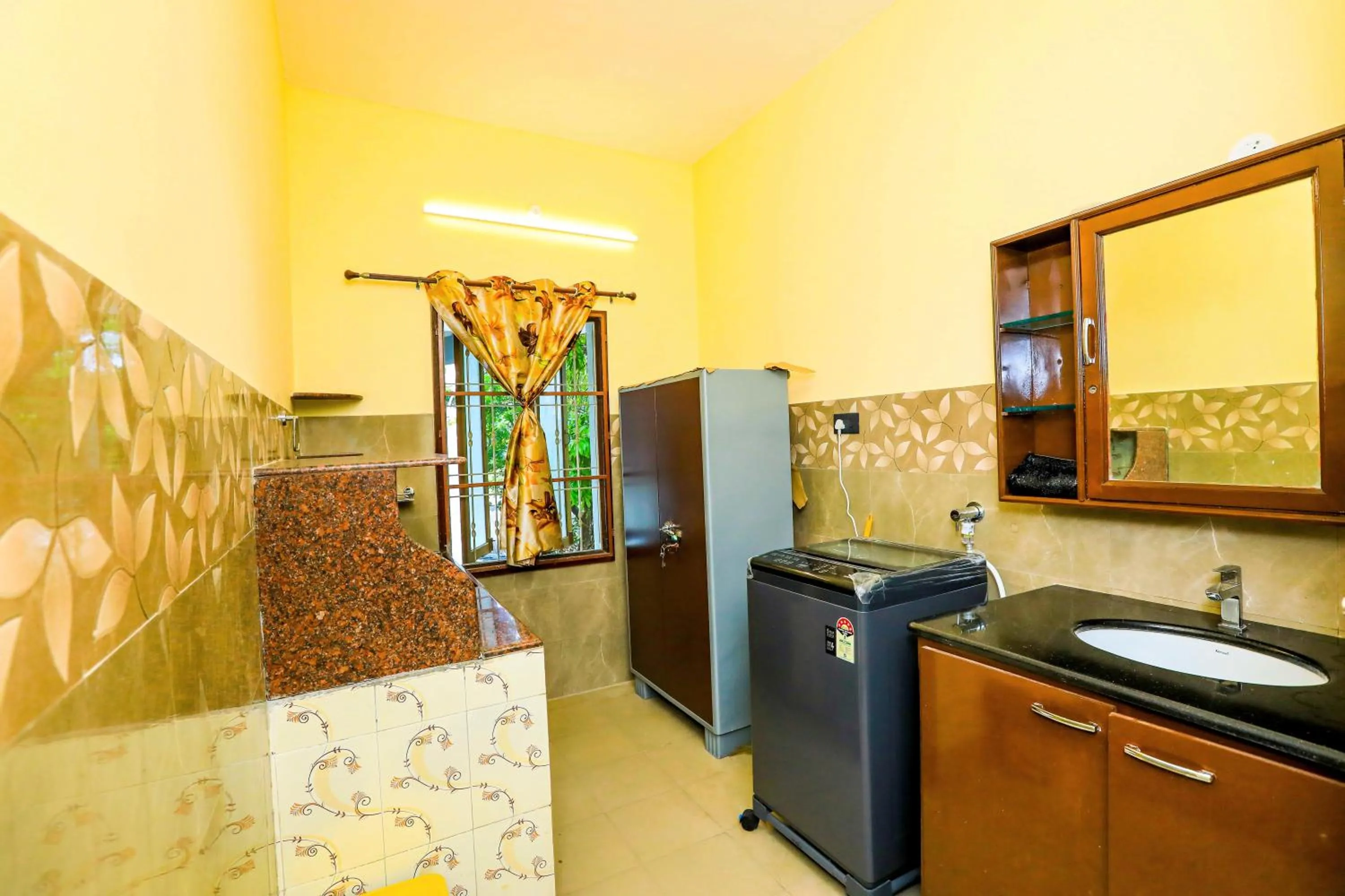washing machine in Bay Homes 2BHK WT Bathtub Near Rock Beach