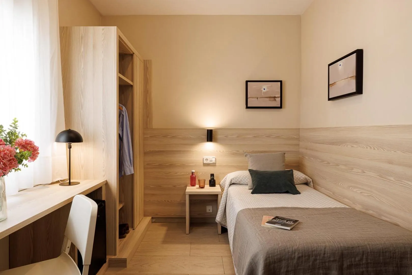 Photo of the whole room, Bed in Bonanova Park