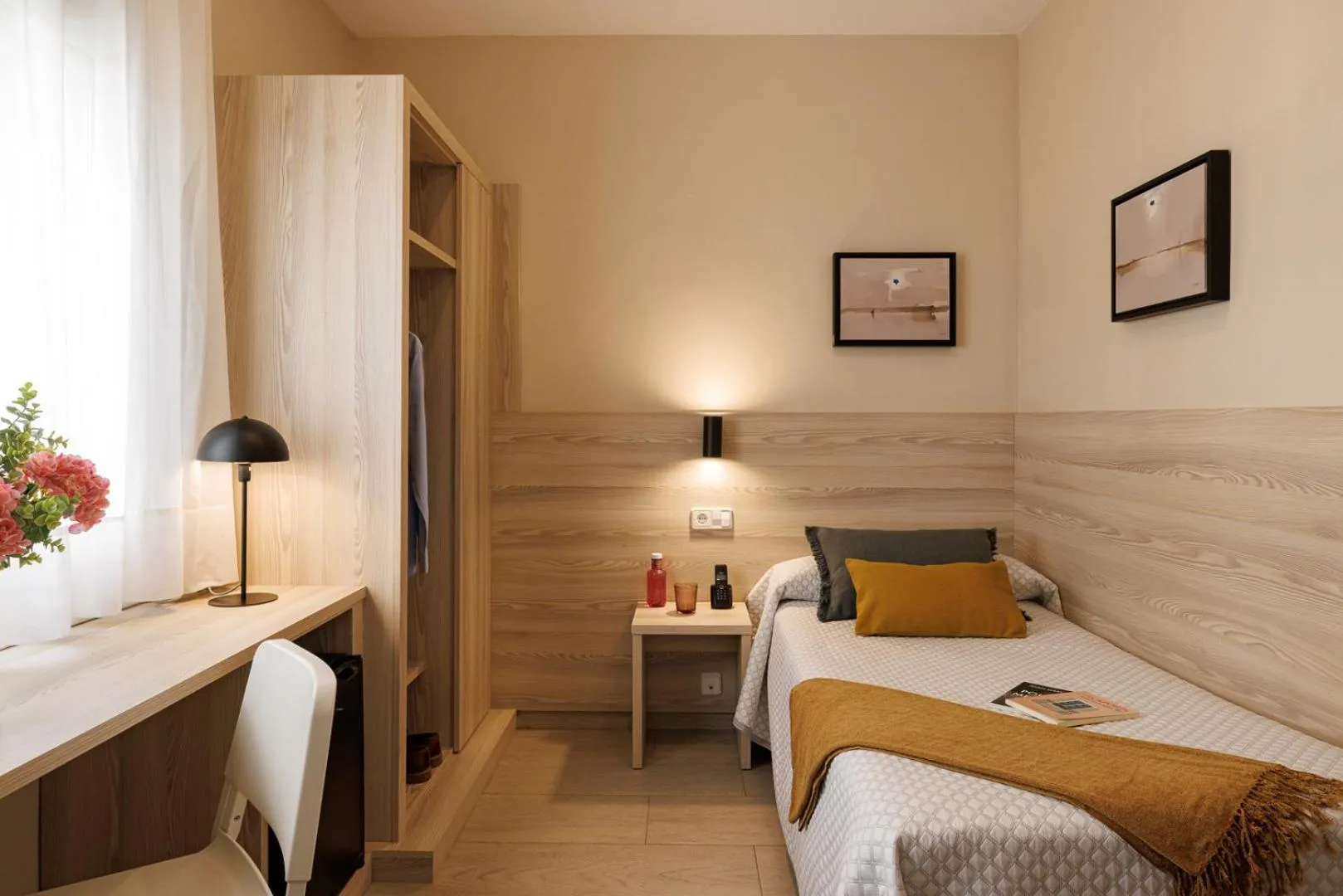 Photo of the whole room, Bed in Bonanova Park