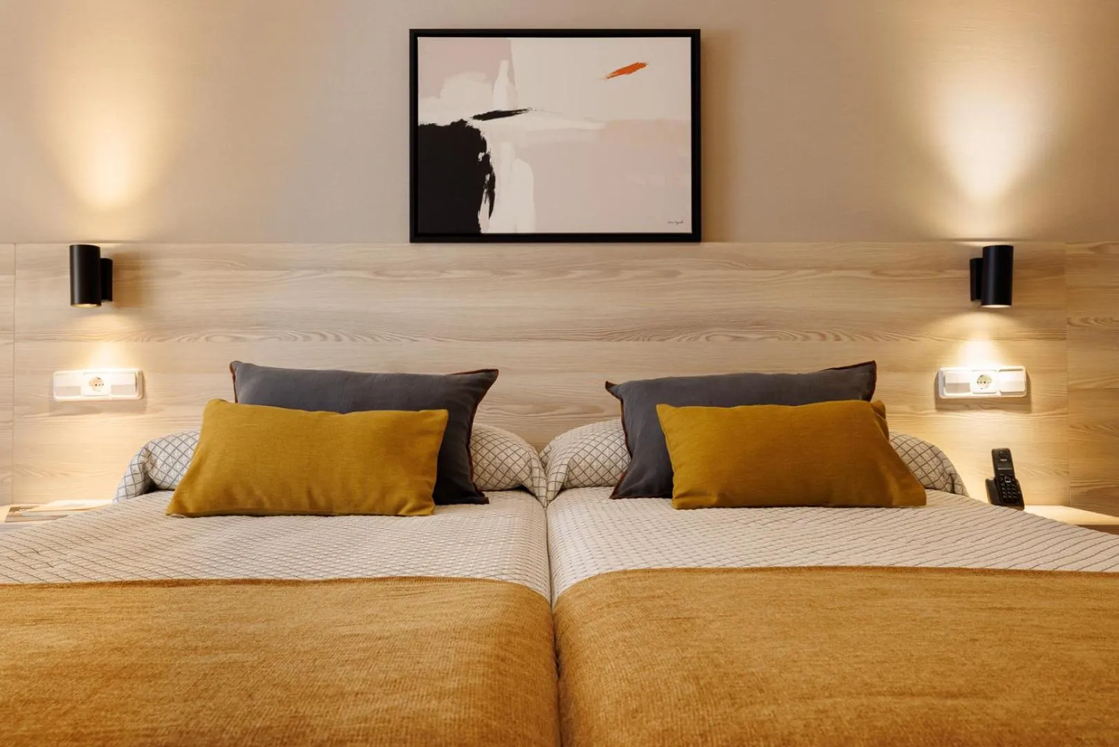 Photo of the whole room, Bed in Bonanova Park