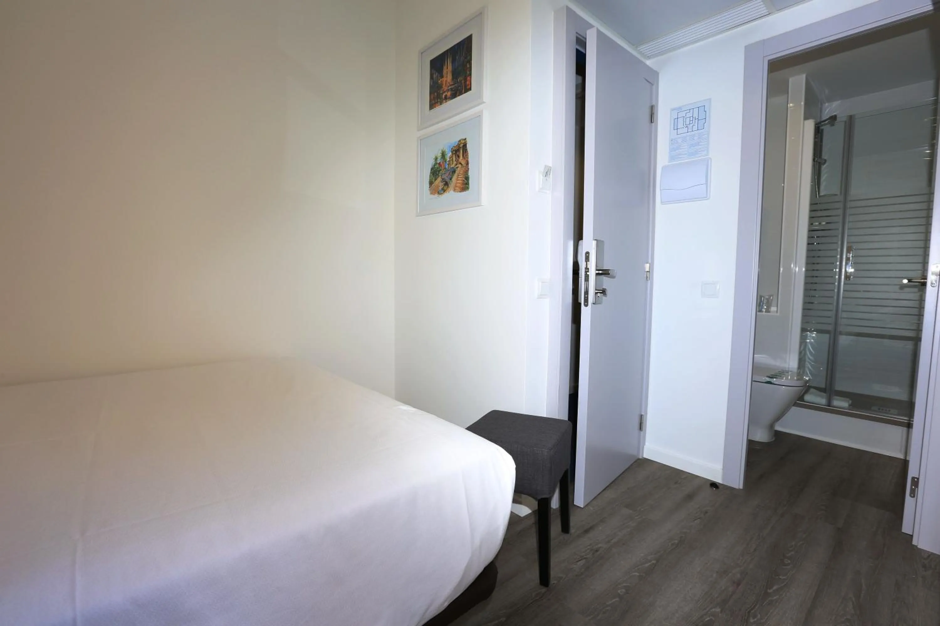 Shower, Bed in Hotel Alguer Camp Nou