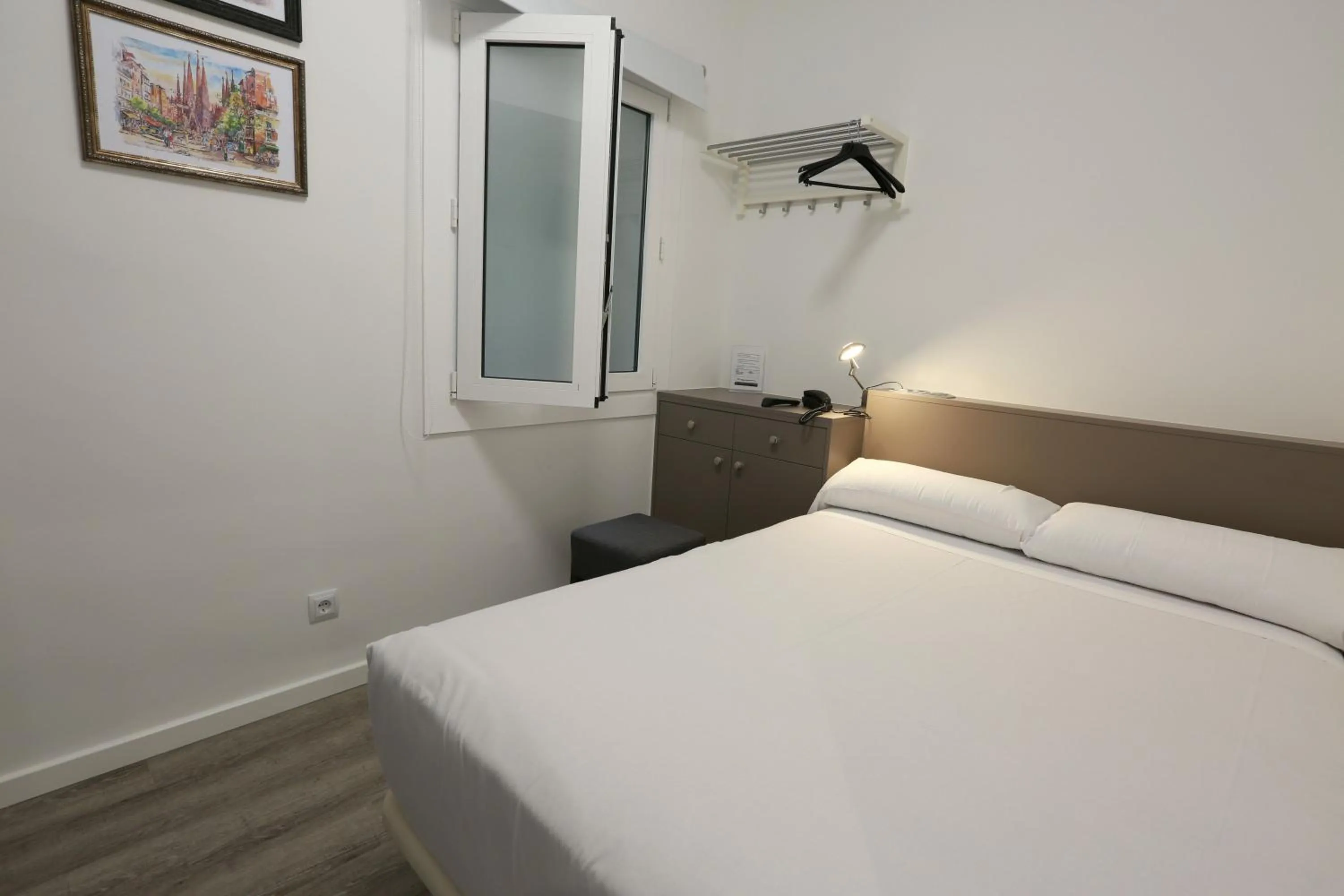 Shower, Bed in Hotel Alguer Camp Nou