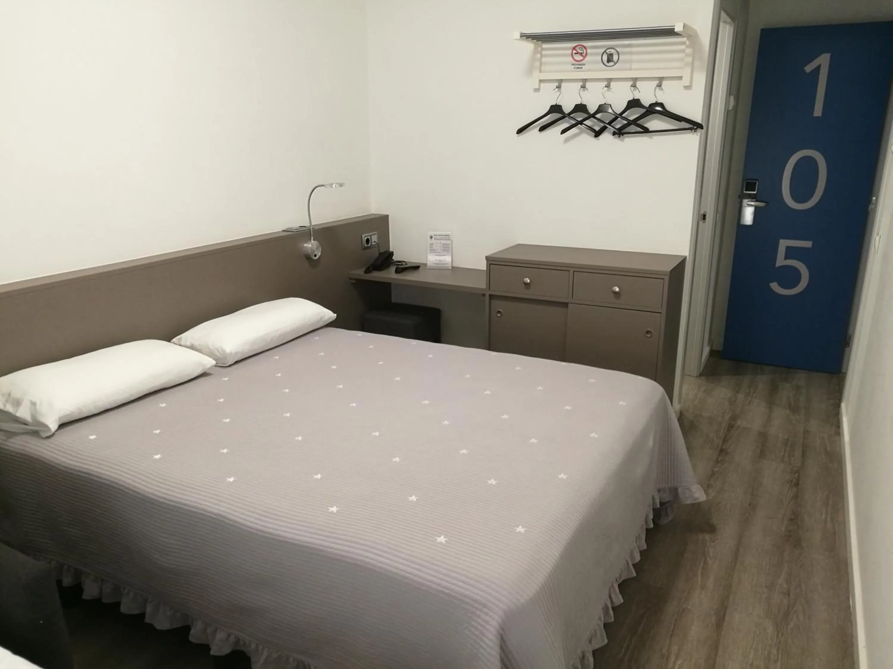 Shower, Bed in Hotel Alguer Camp Nou