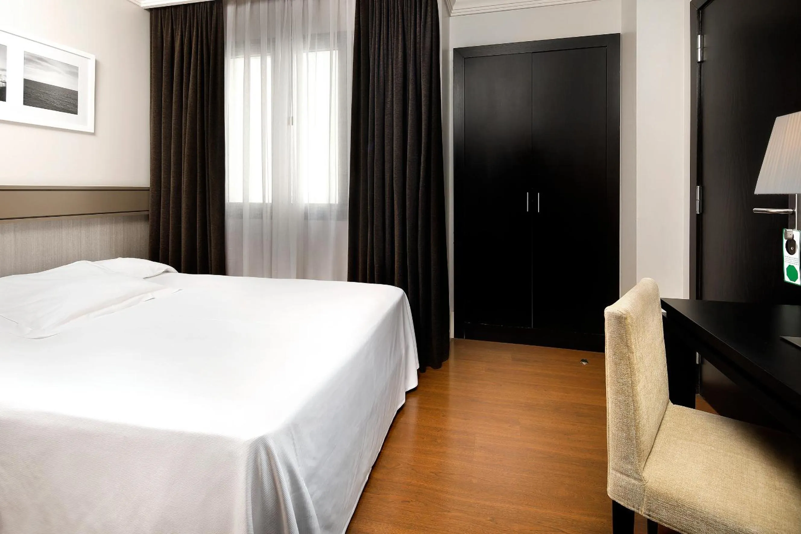 Photo of the whole room, Bed in Hotel Condado