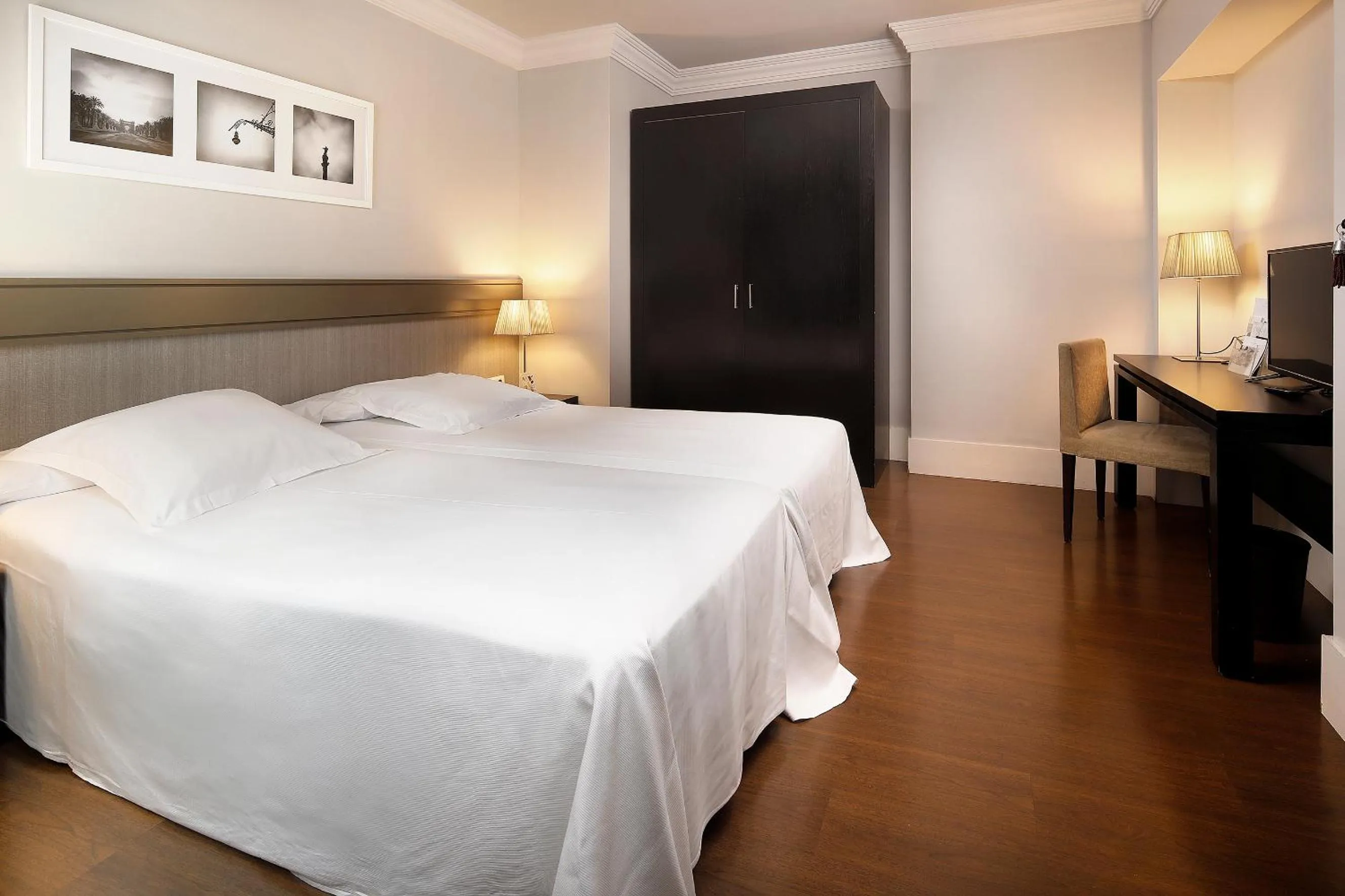 Photo of the whole room, Bed in Hotel Condado