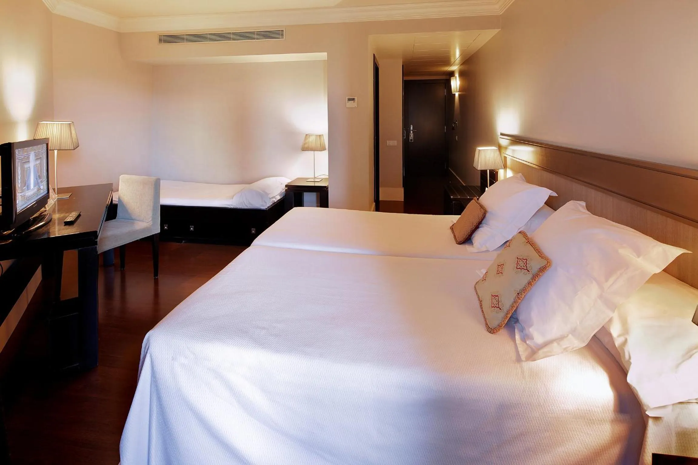 Photo of the whole room, Bed in Hotel Condado