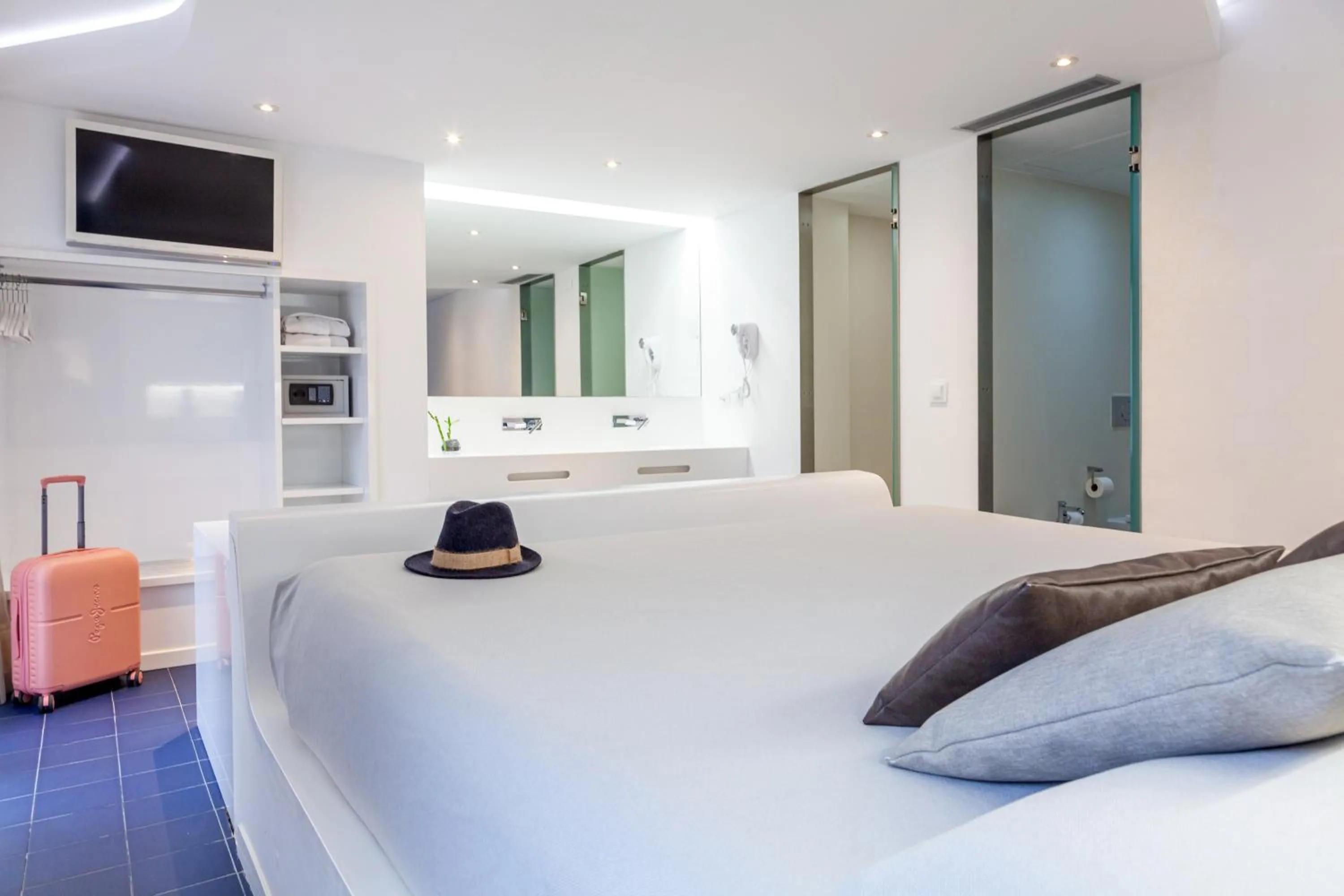 TV and multimedia, Bed in Hotel Maciá Granada Five Senses Rooms & Suites