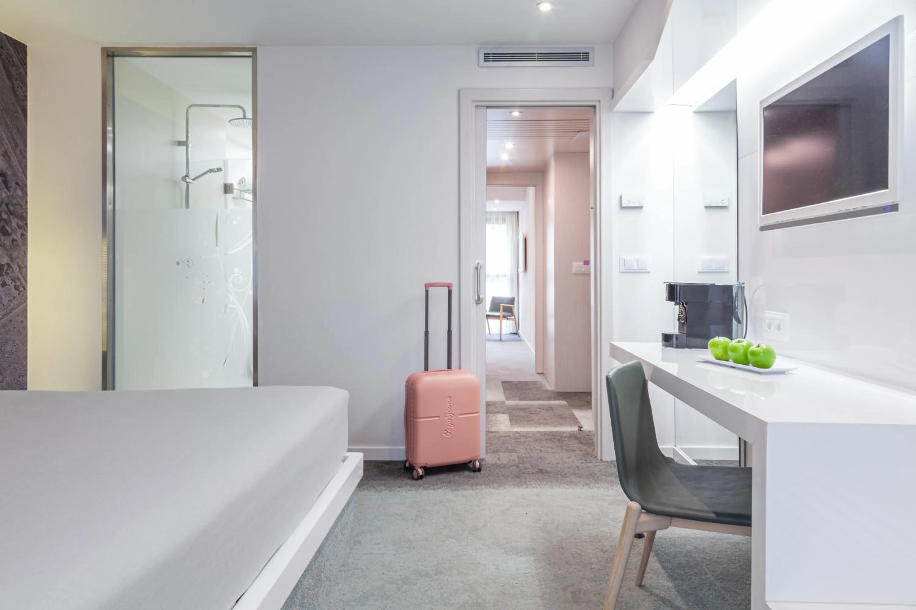 Coffee/tea facilities, Bed in Hotel Maciá Granada Five Senses Rooms & Suites