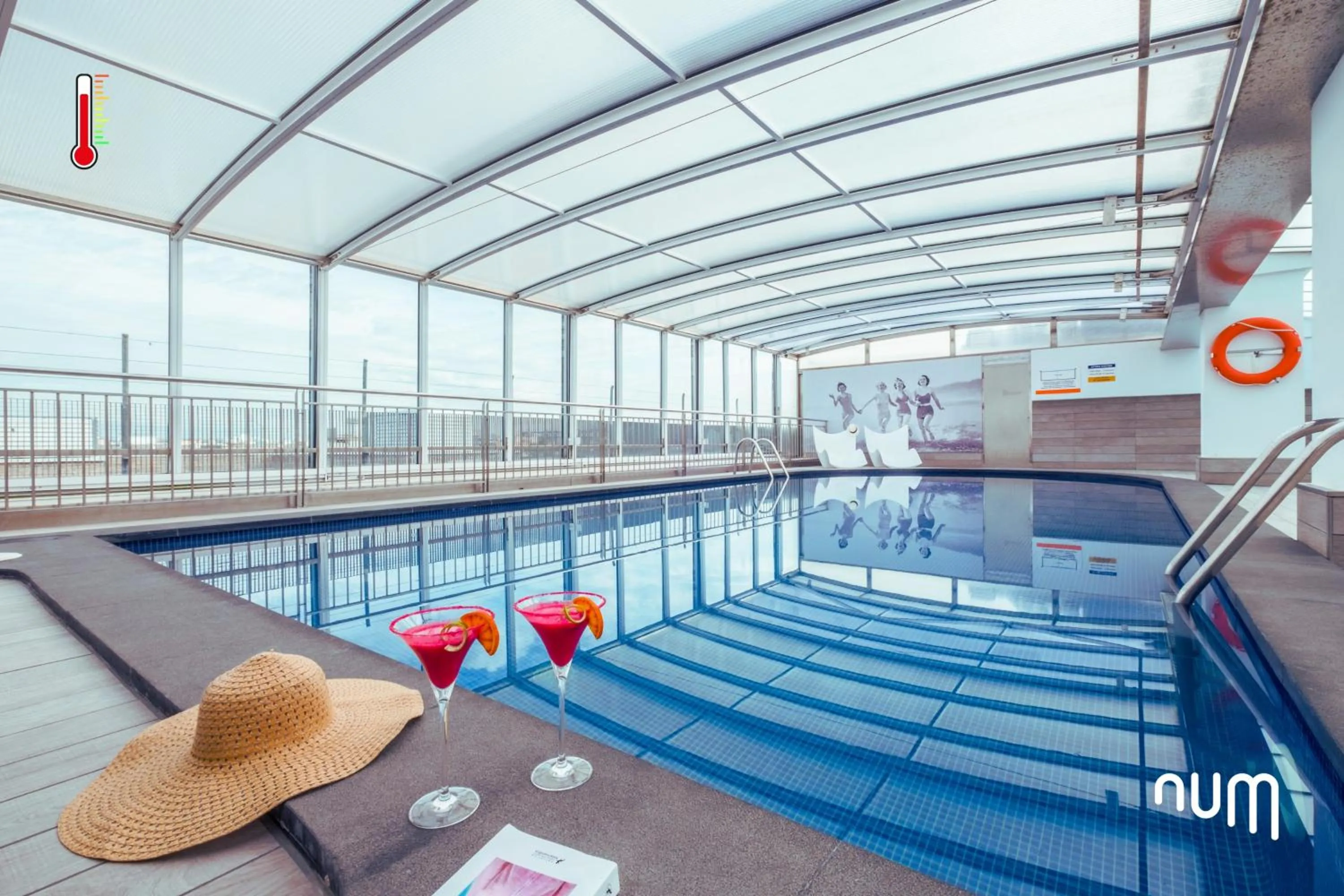 Swimming pool in Regente Aragón Gastronómico