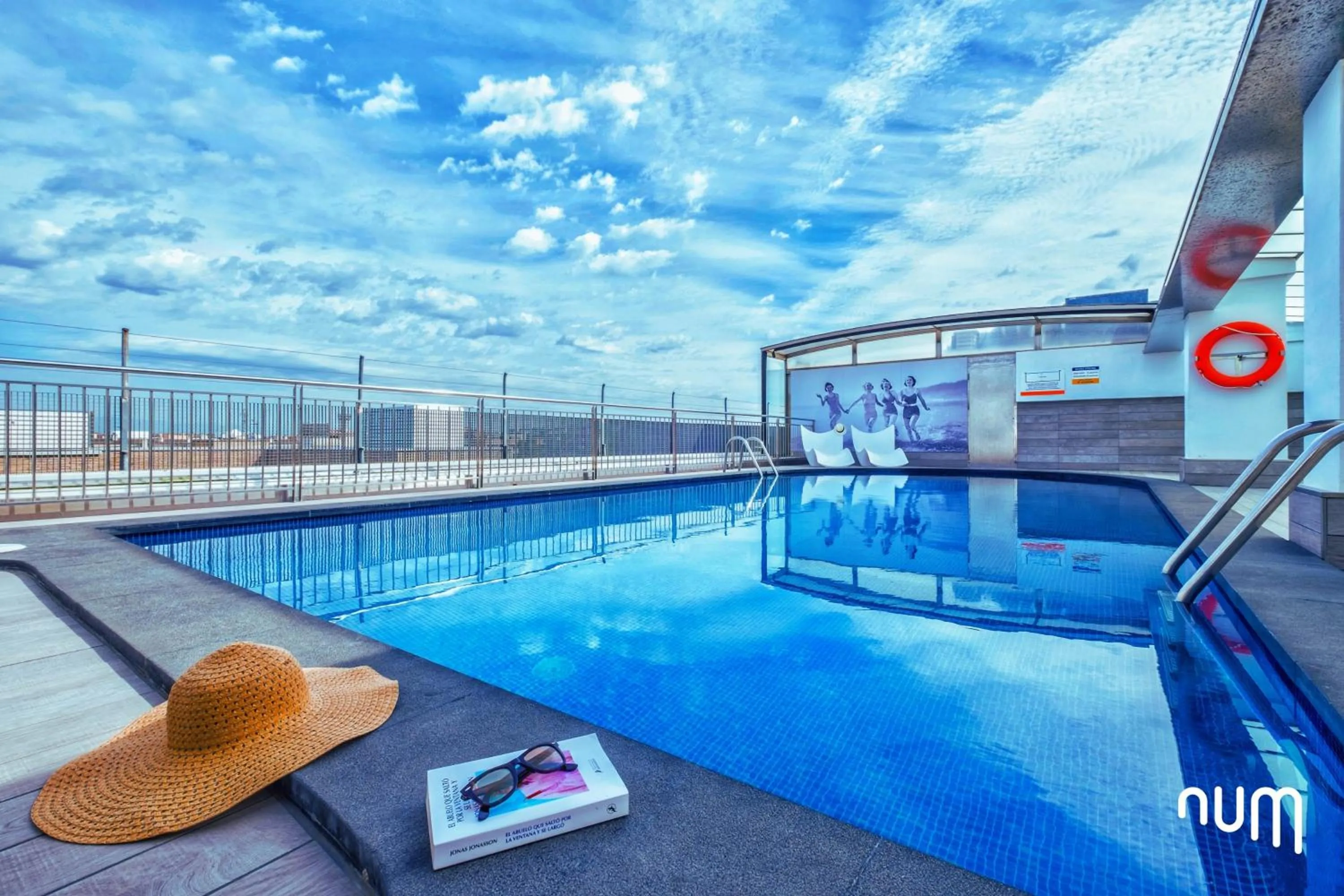 Swimming pool in Regente Aragón Gastronómico