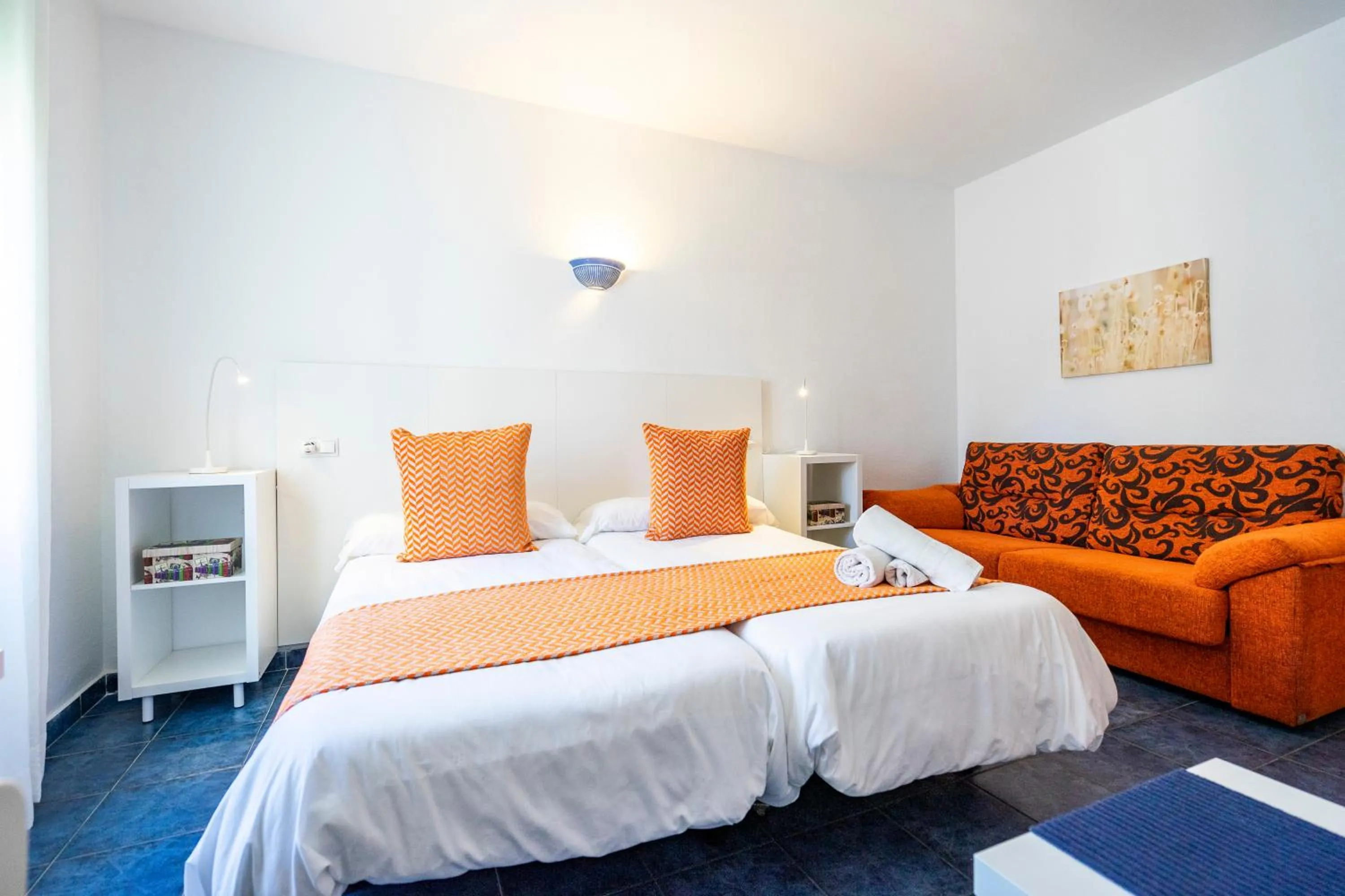 Photo of the whole room, Bed in Elcano