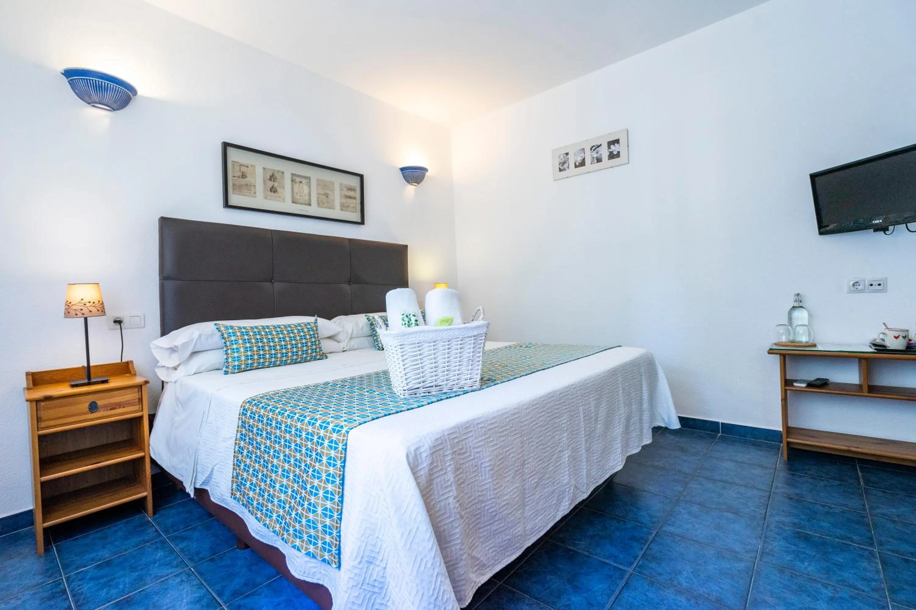 Photo of the whole room, Bed in Elcano