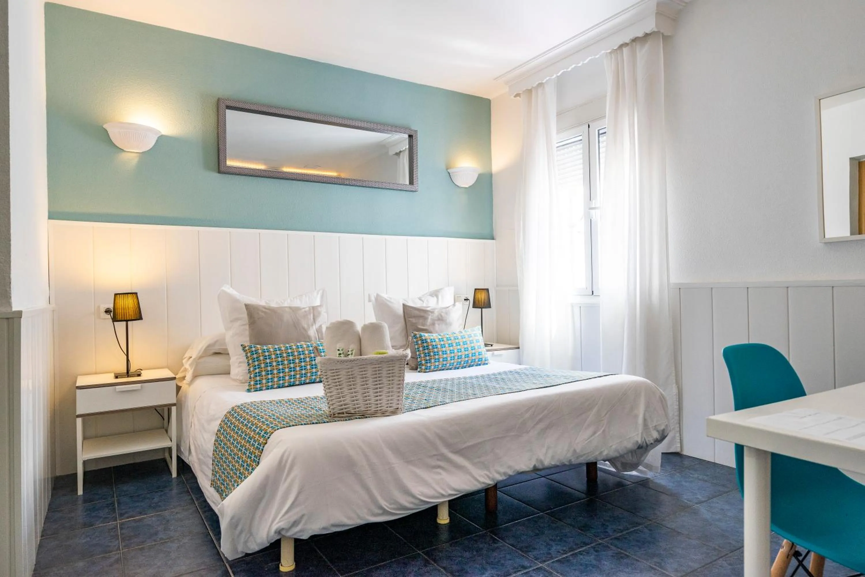 Photo of the whole room, Bed in Elcano