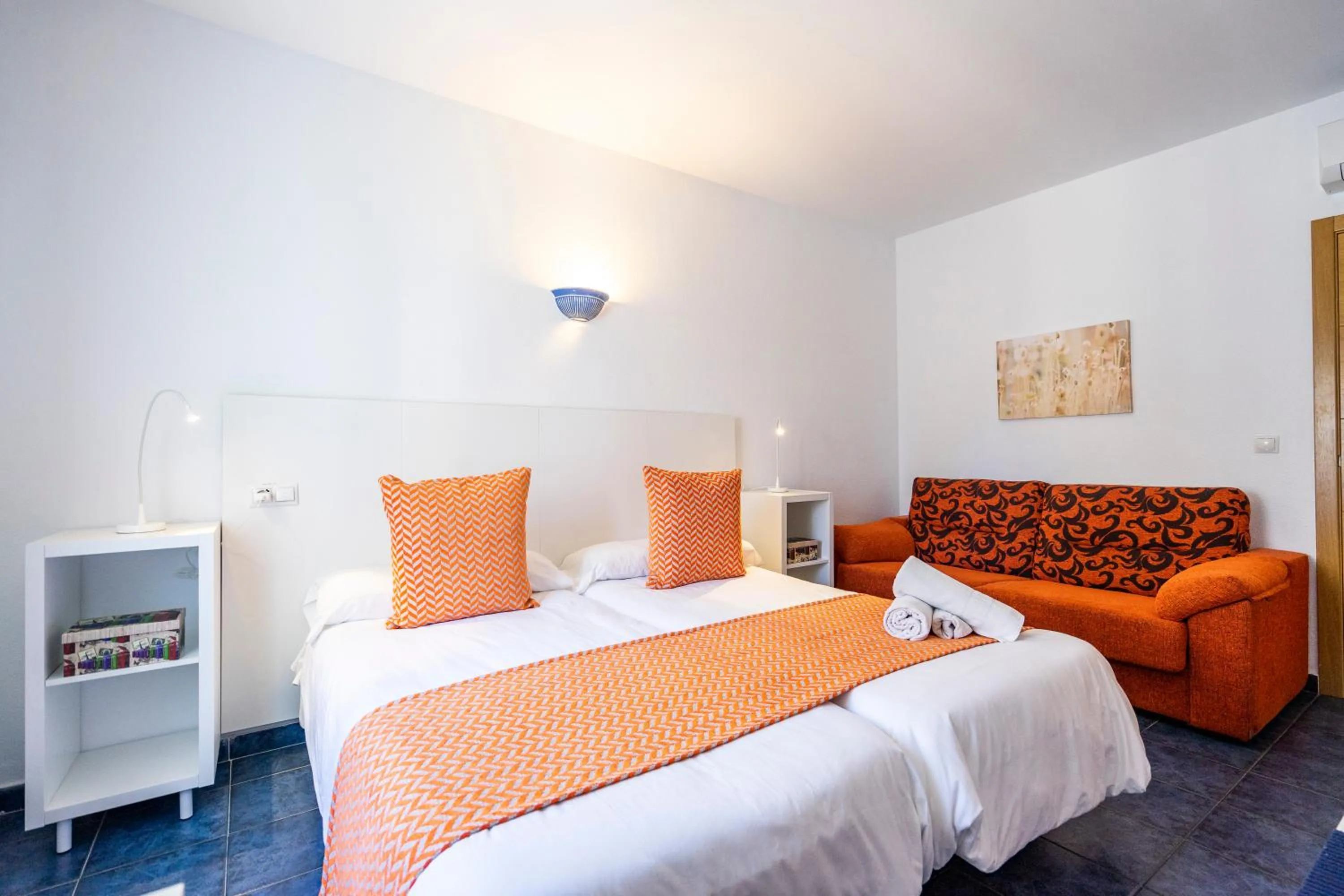 Photo of the whole room, Bed in Elcano