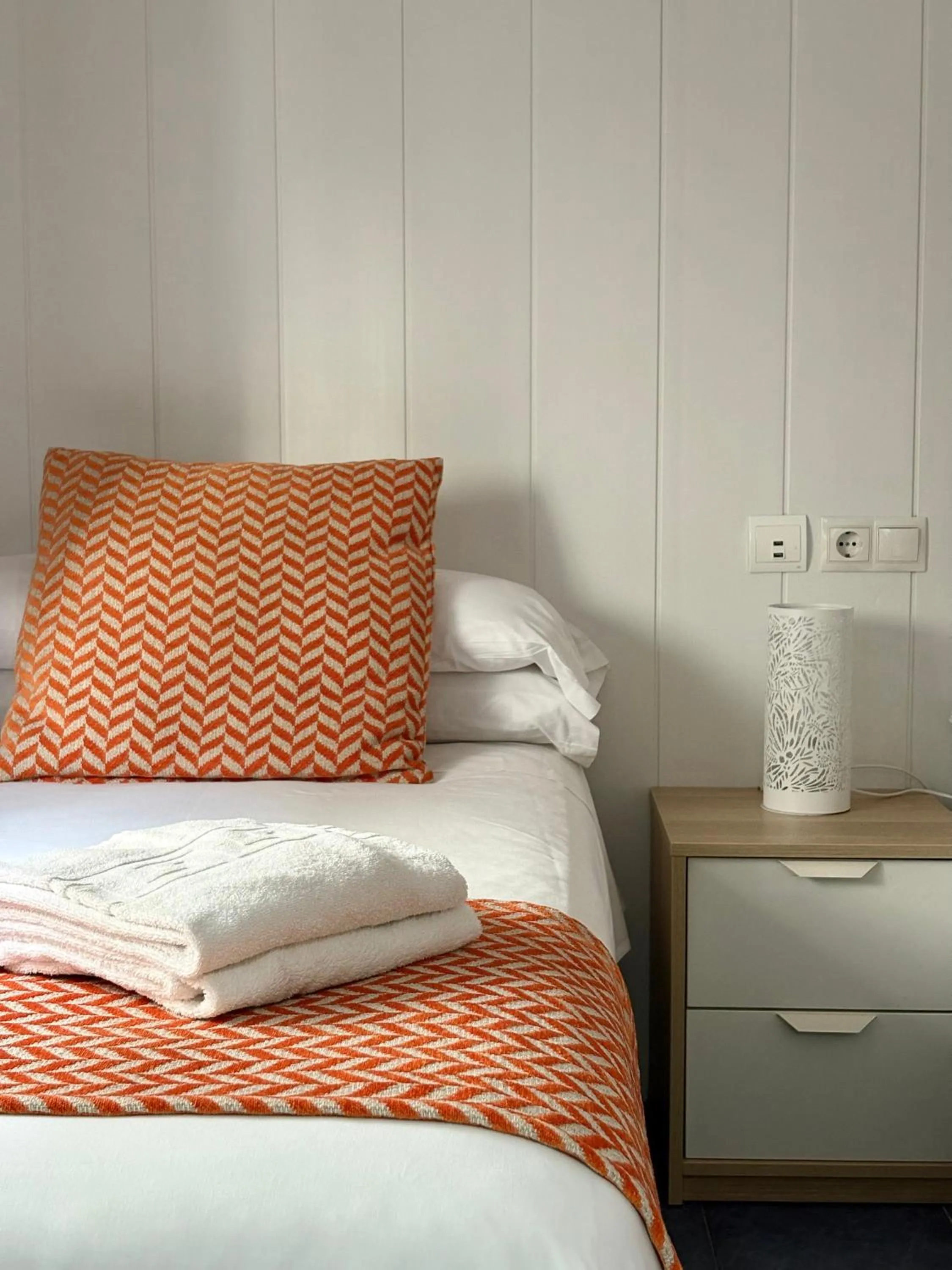 Bedroom, Bed in Elcano