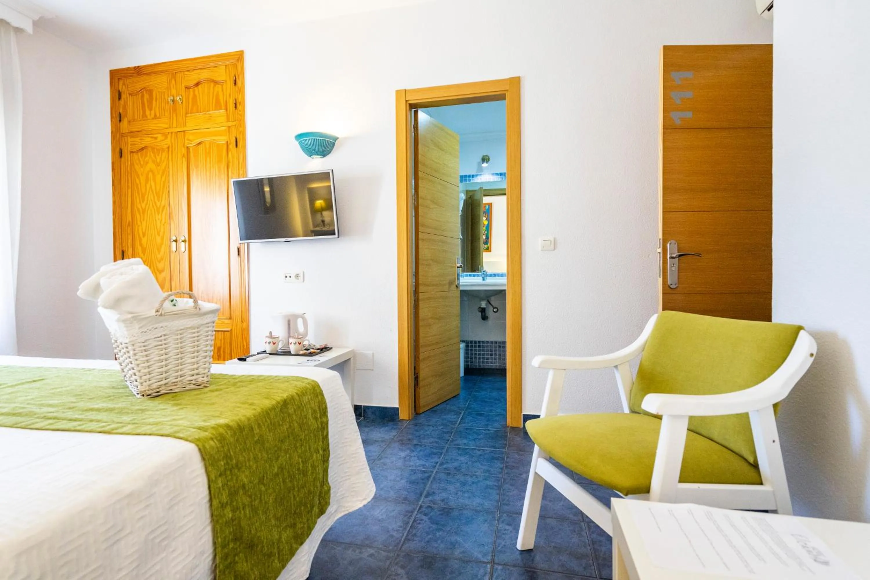 Photo of the whole room, Bed in Elcano