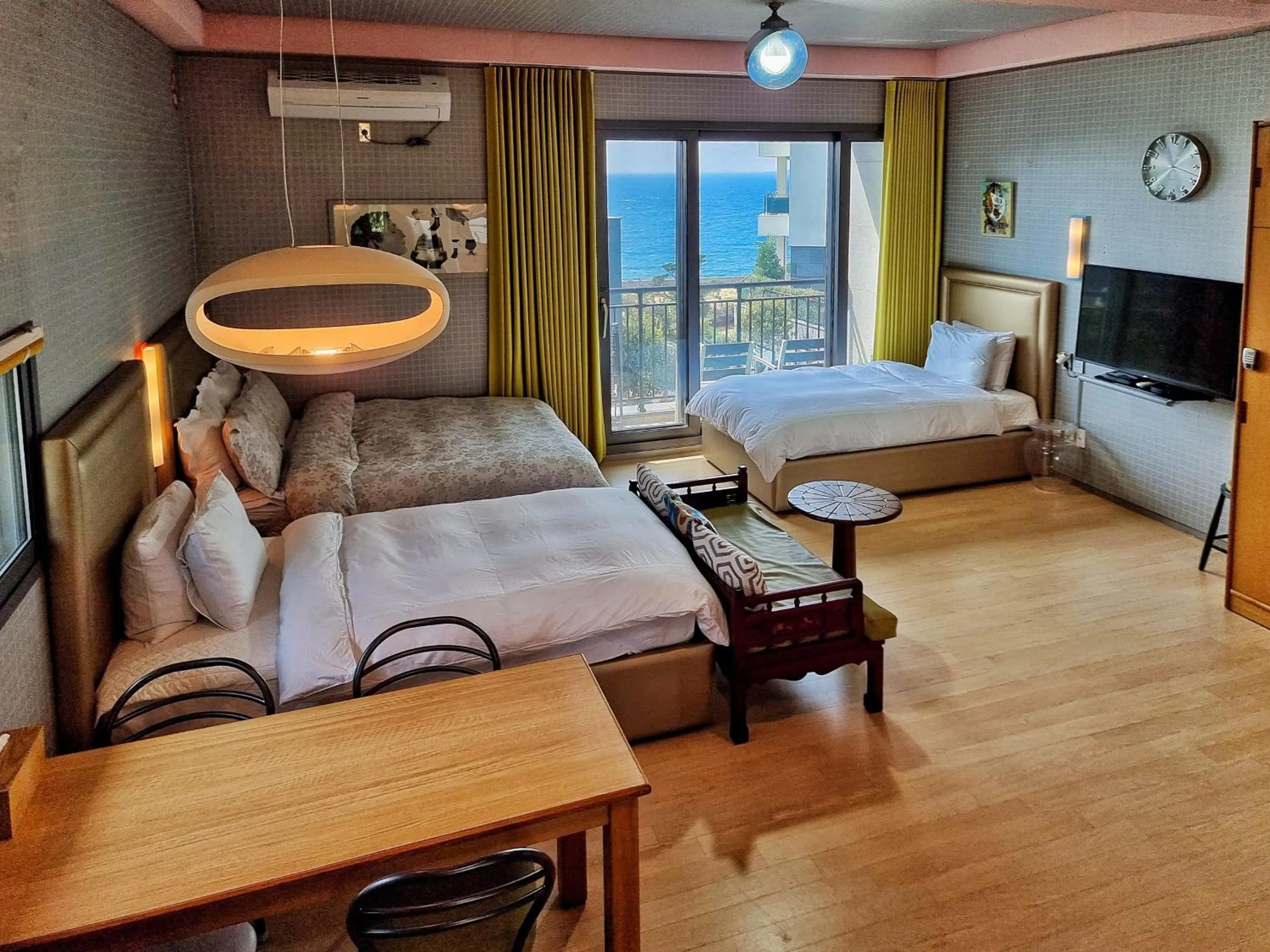 Photo of the whole room, Bed in OROJEJU