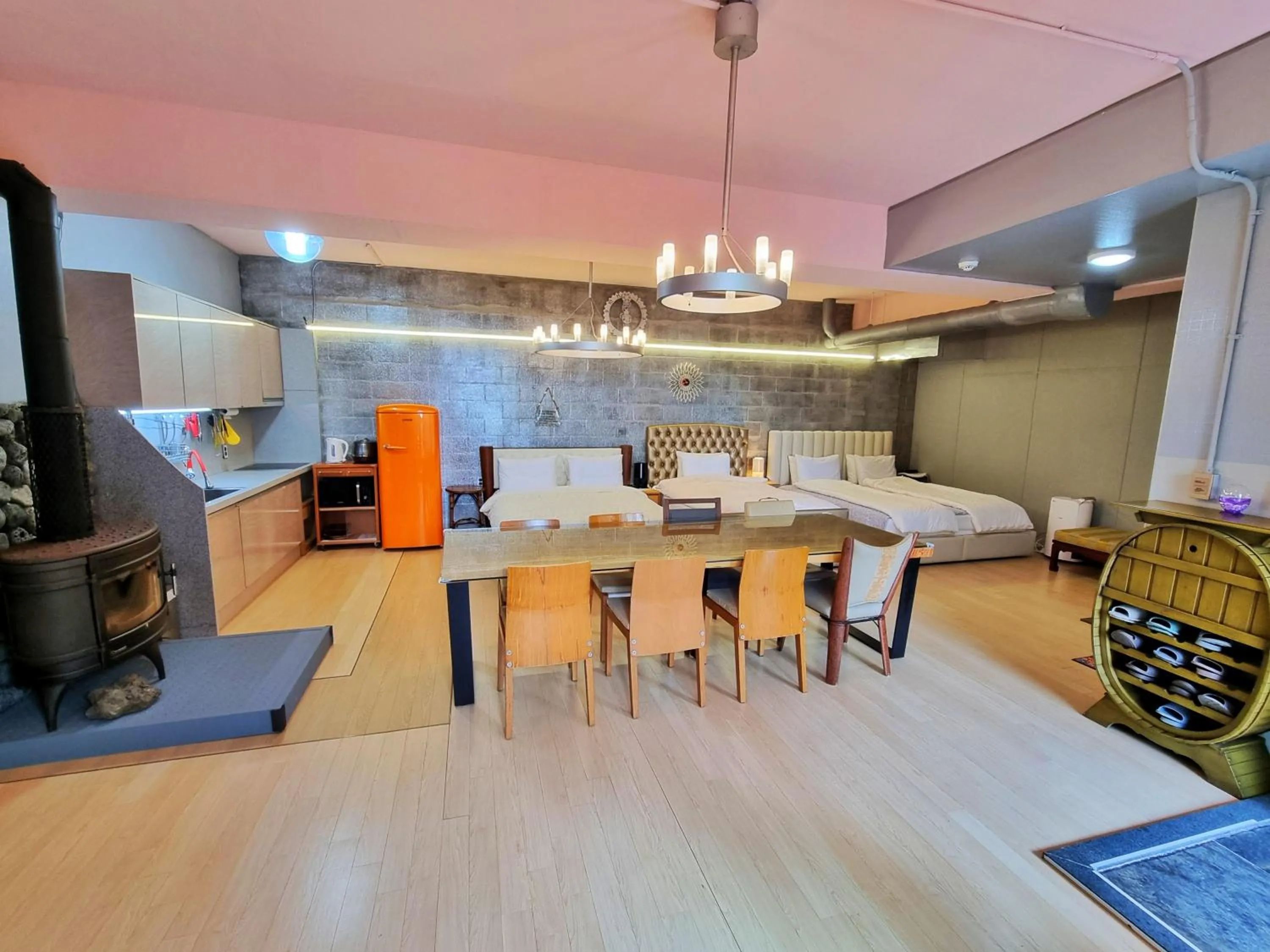 Photo of the whole room in OROJEJU