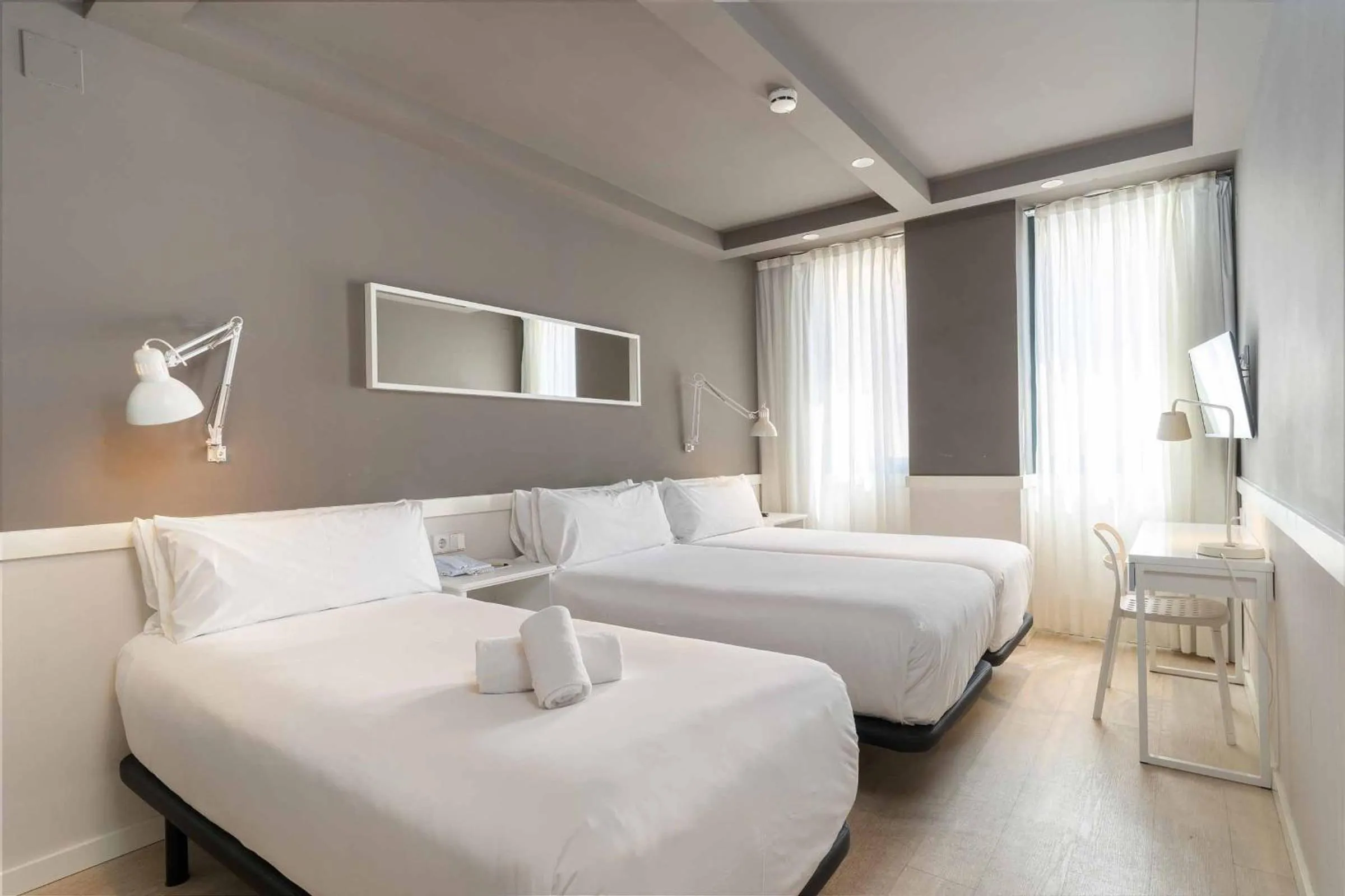 Photo of the whole room, Bed in Paral·lel