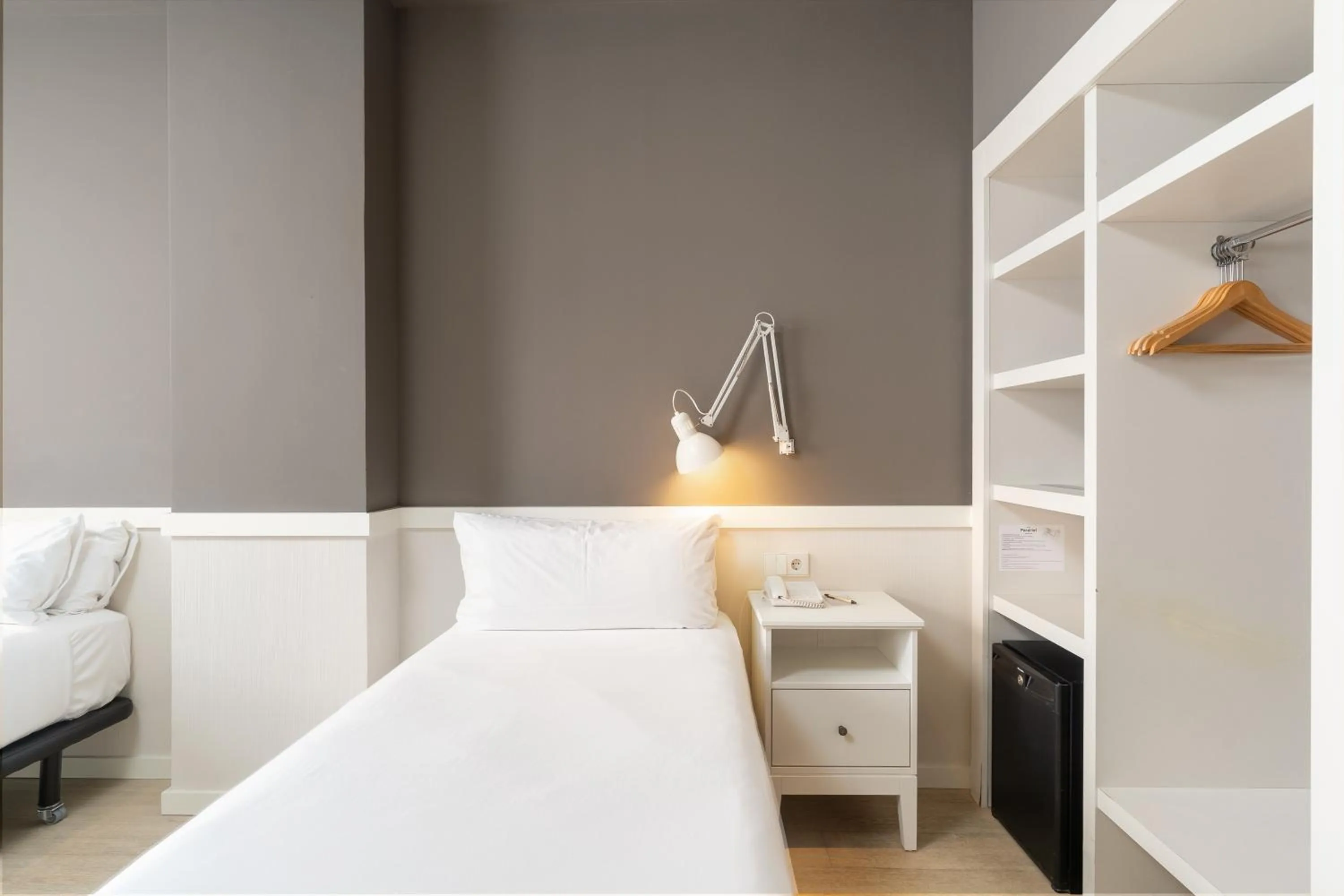 Bedroom, Bed in Paral·lel