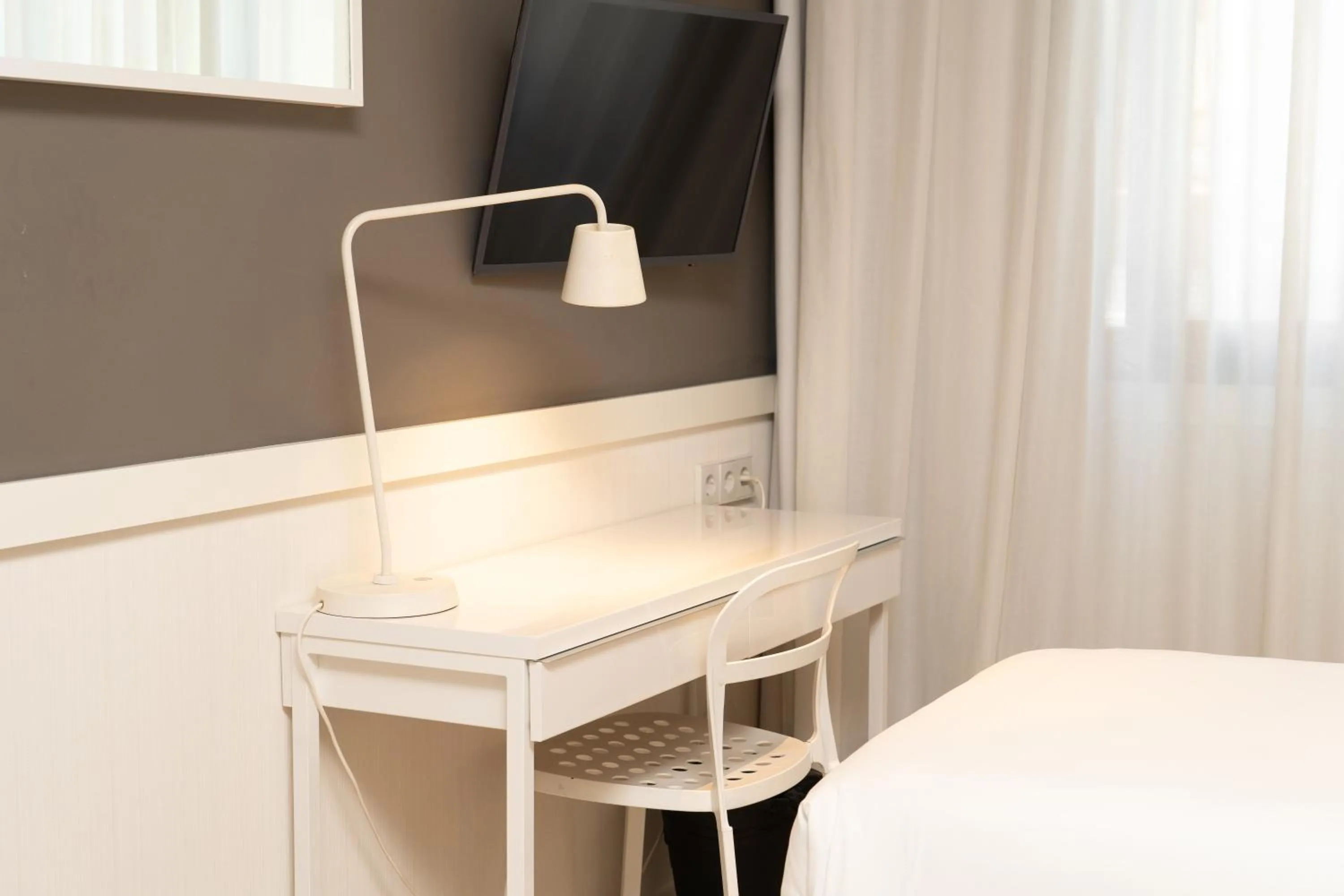 Bedroom, Bed in Paral·lel