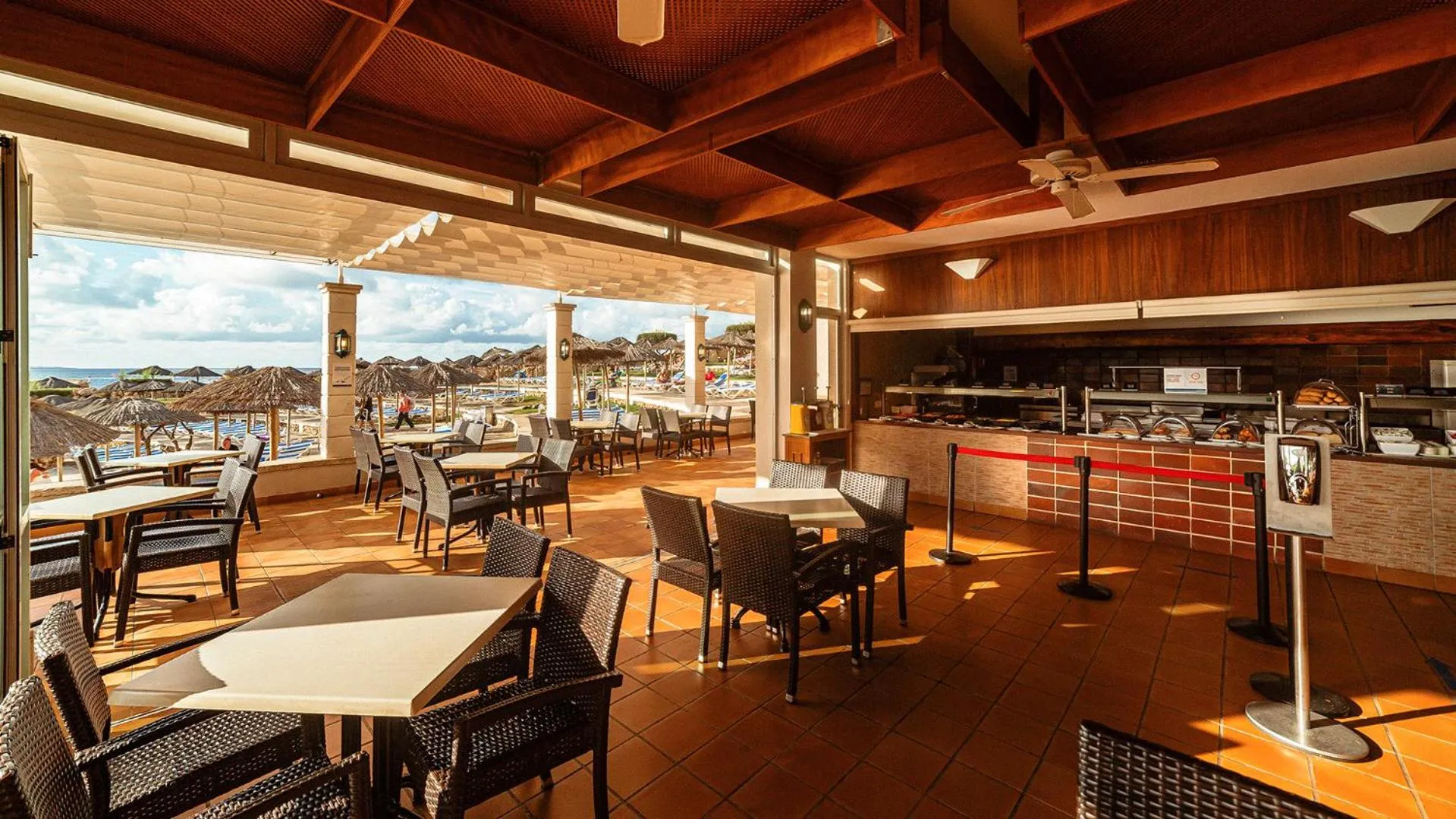 Dining area in Globales Almirante Farragut