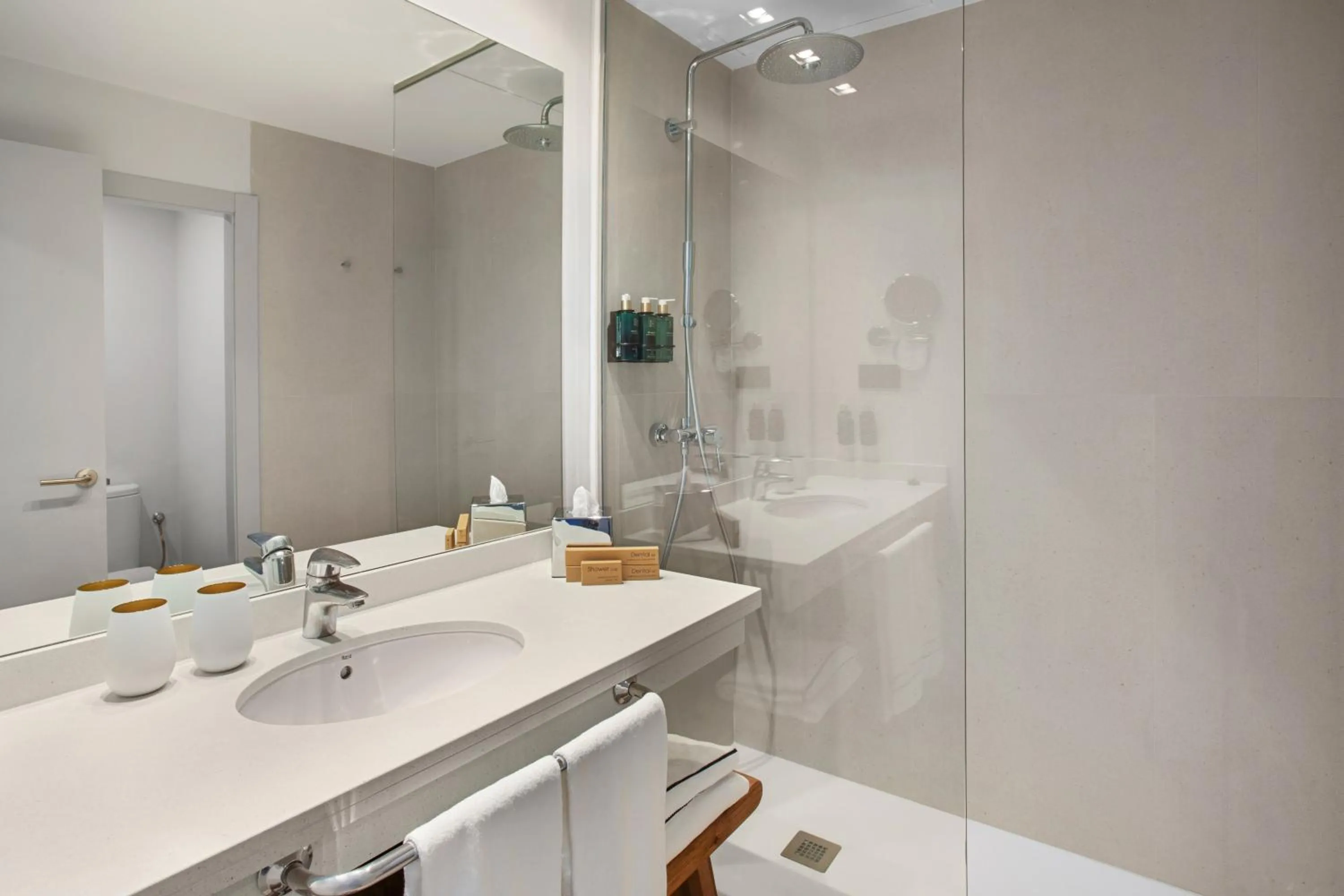 Shower in Meliá Lloret de Mar