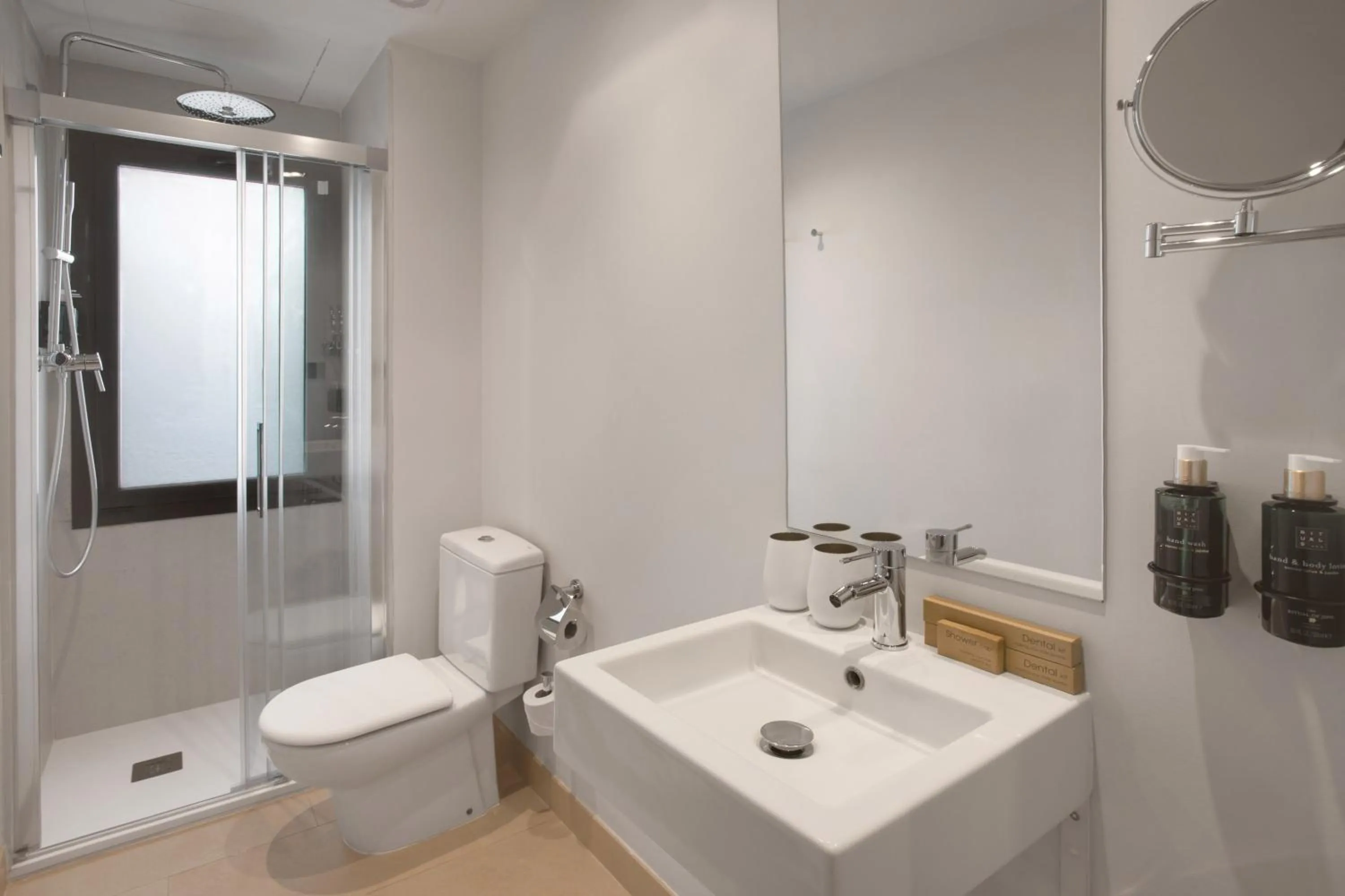 Shower in Meliá Lloret de Mar