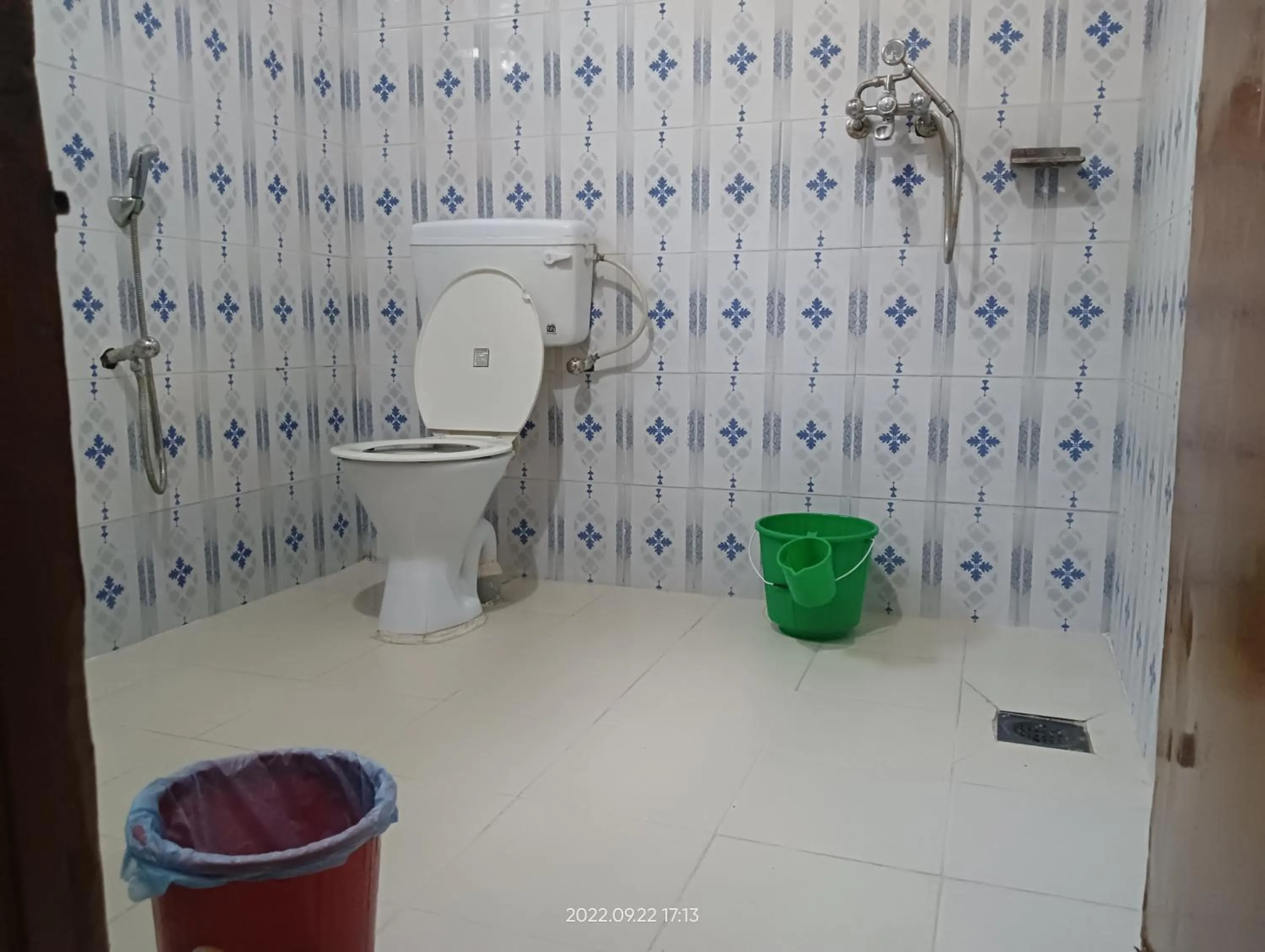 Shower in Hotel Butterfly - Peaceful Garden for Nature Lovers