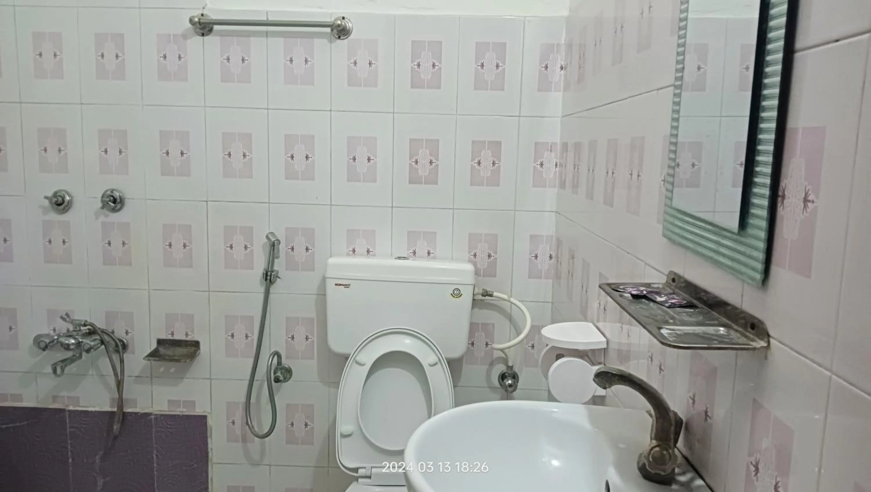 Shower in Hotel Butterfly - Peaceful Garden for Nature Lovers