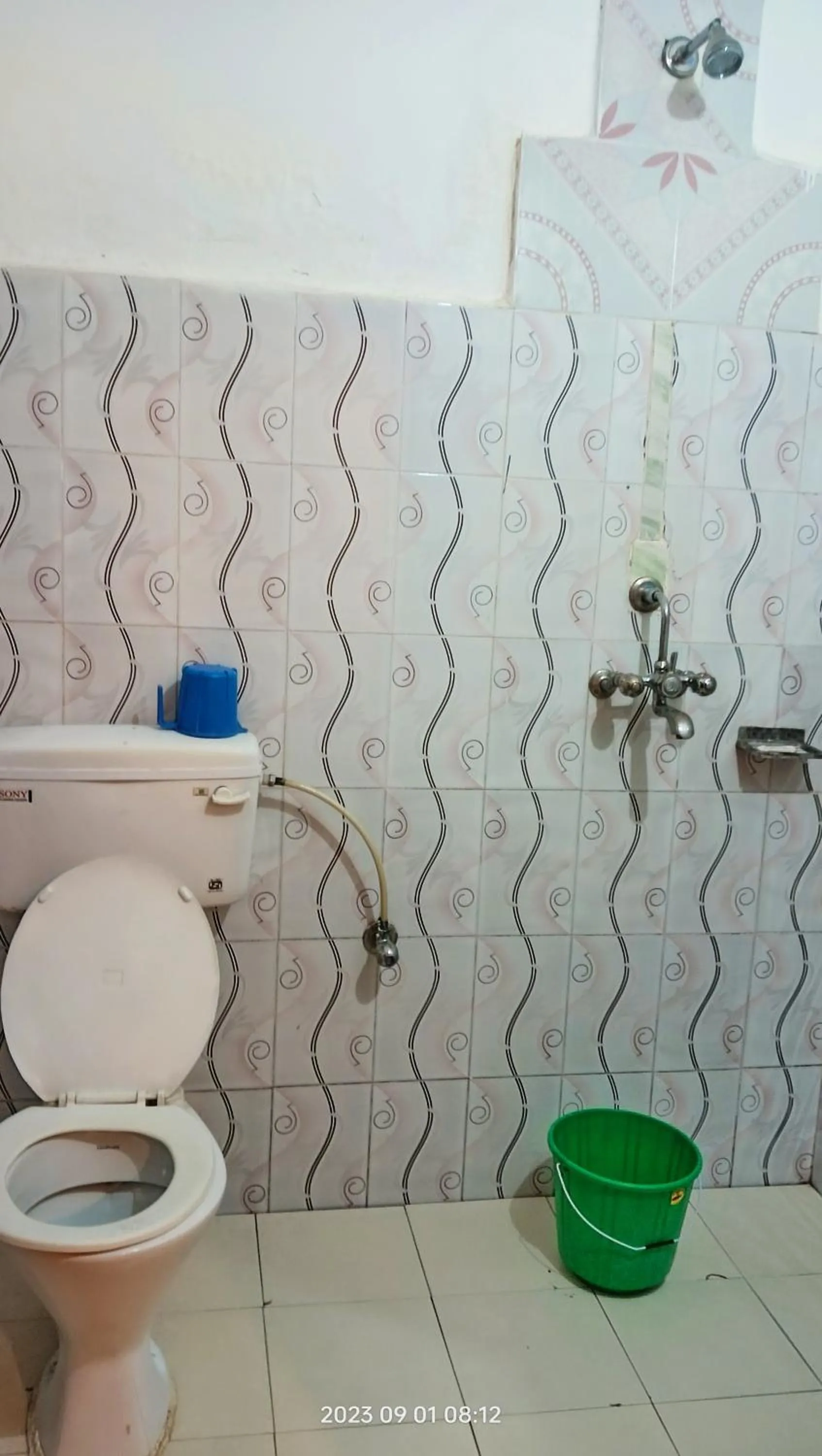 Shower in Hotel Butterfly - Peaceful Garden for Nature Lovers